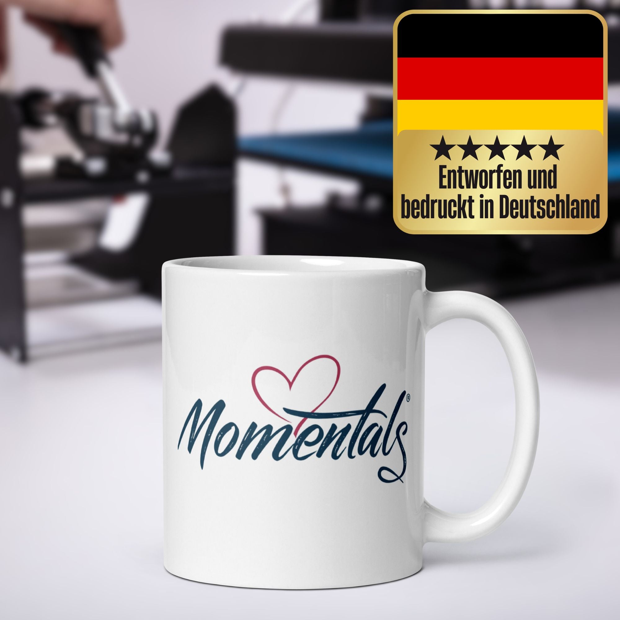 Momentals® Tasse mit Camping-Design, ideal für Geburtstagswünsche und Fernweh-Fans.