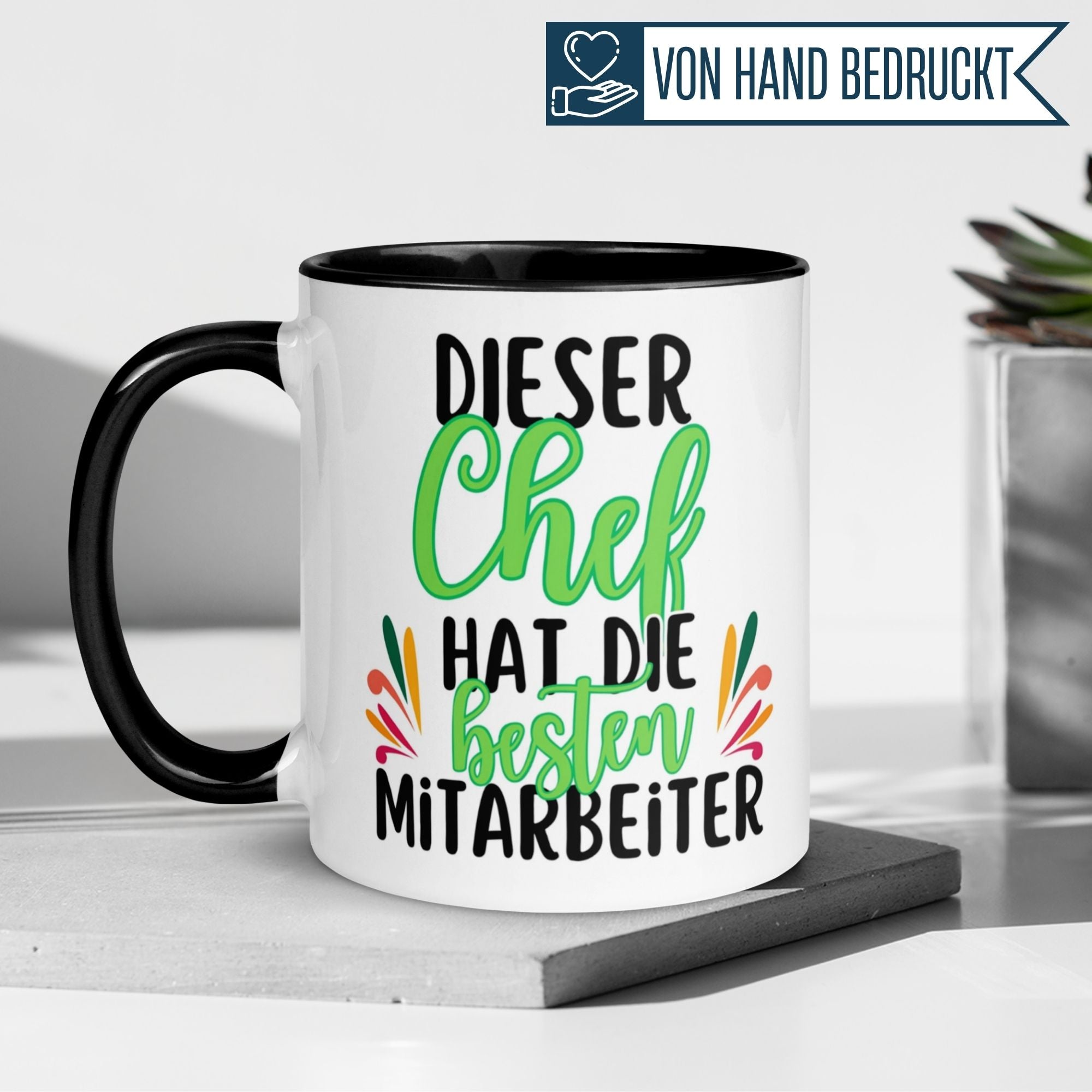 Momentals Tasse für Chefs mit dem Spruch "Dieser Chef hat die besten Mitarbeiter", handbedruckt und farbenfroh.