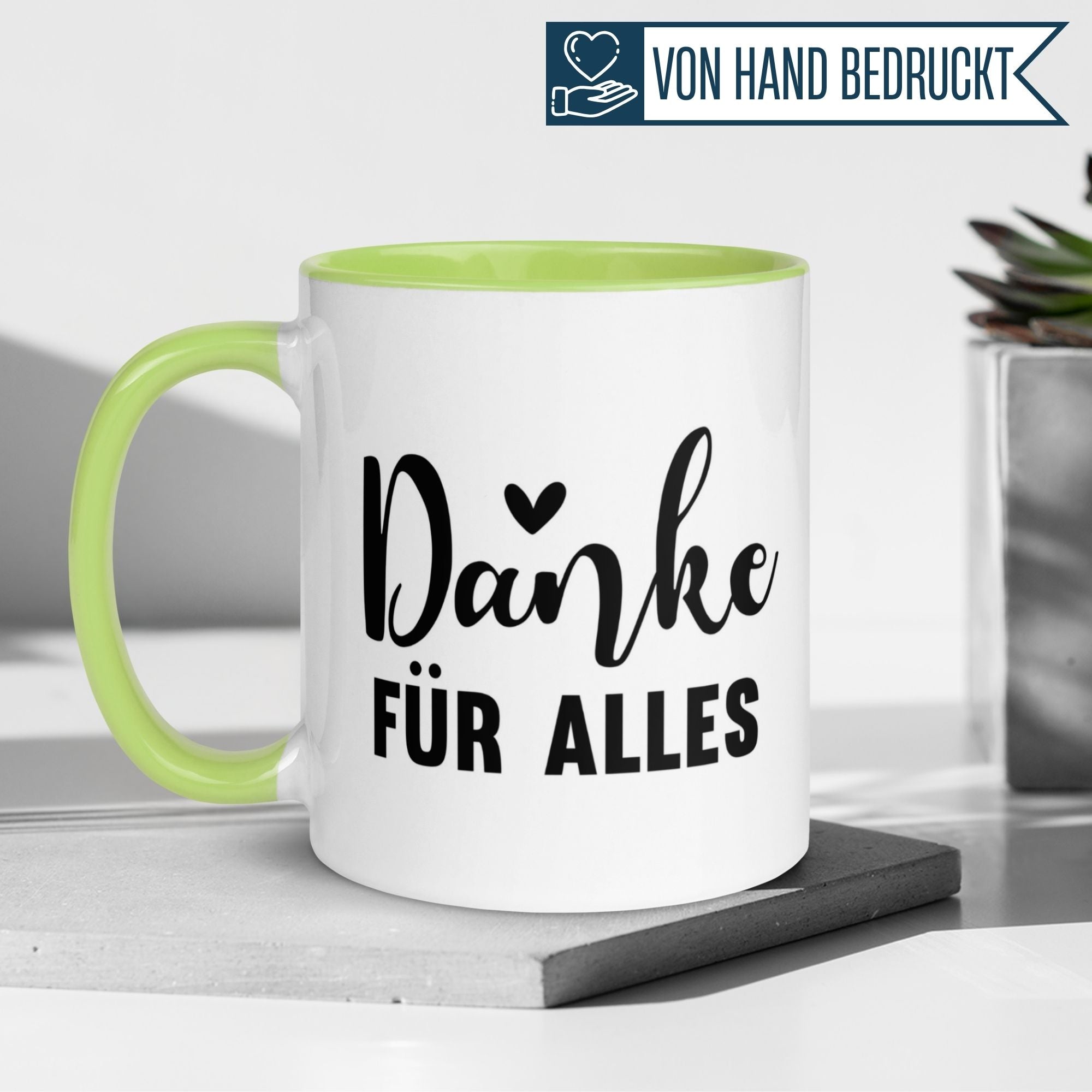 Momentals® Tasse mit dem Schriftzug 'Danke für alles' auf grünem Henkel, ideal für herzliche Kaffeepausen.