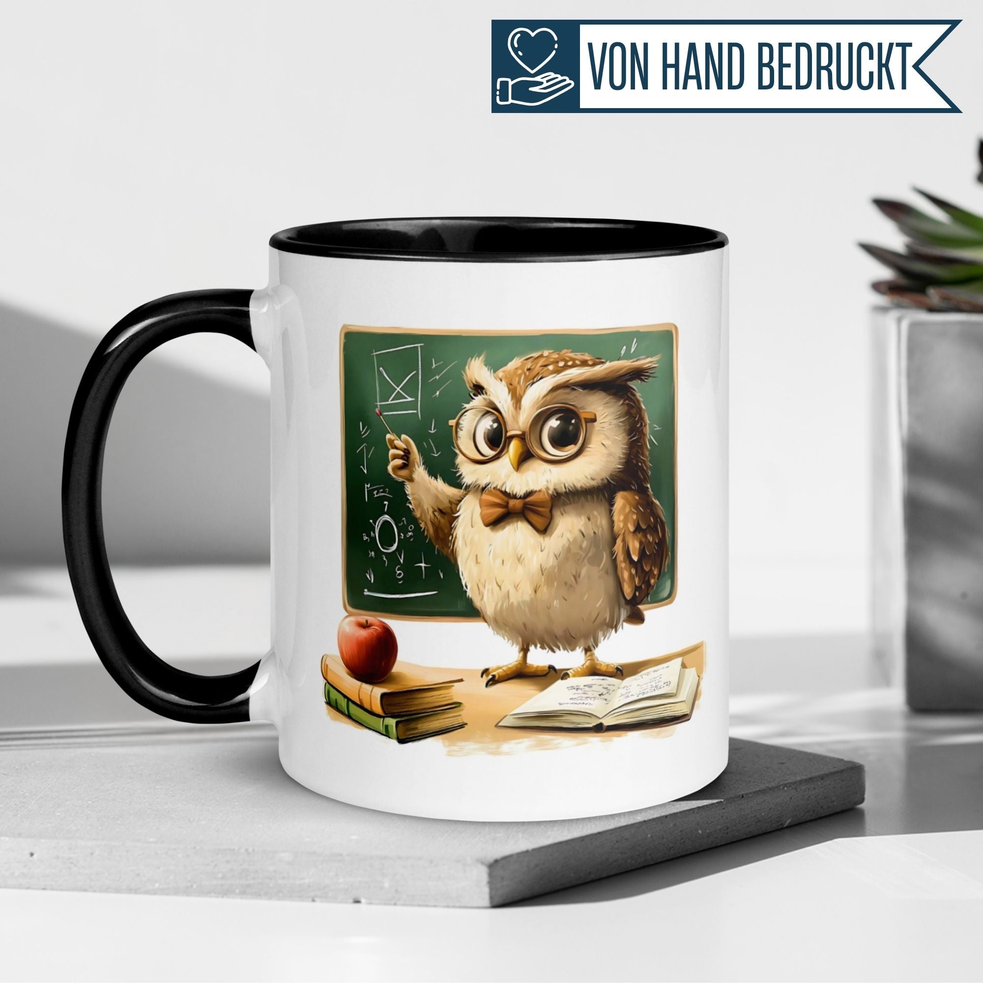 Momentals Tasse mit Eule, Tafel und Schulbüchern – perfekt für Lehrer und Wissbegierige.