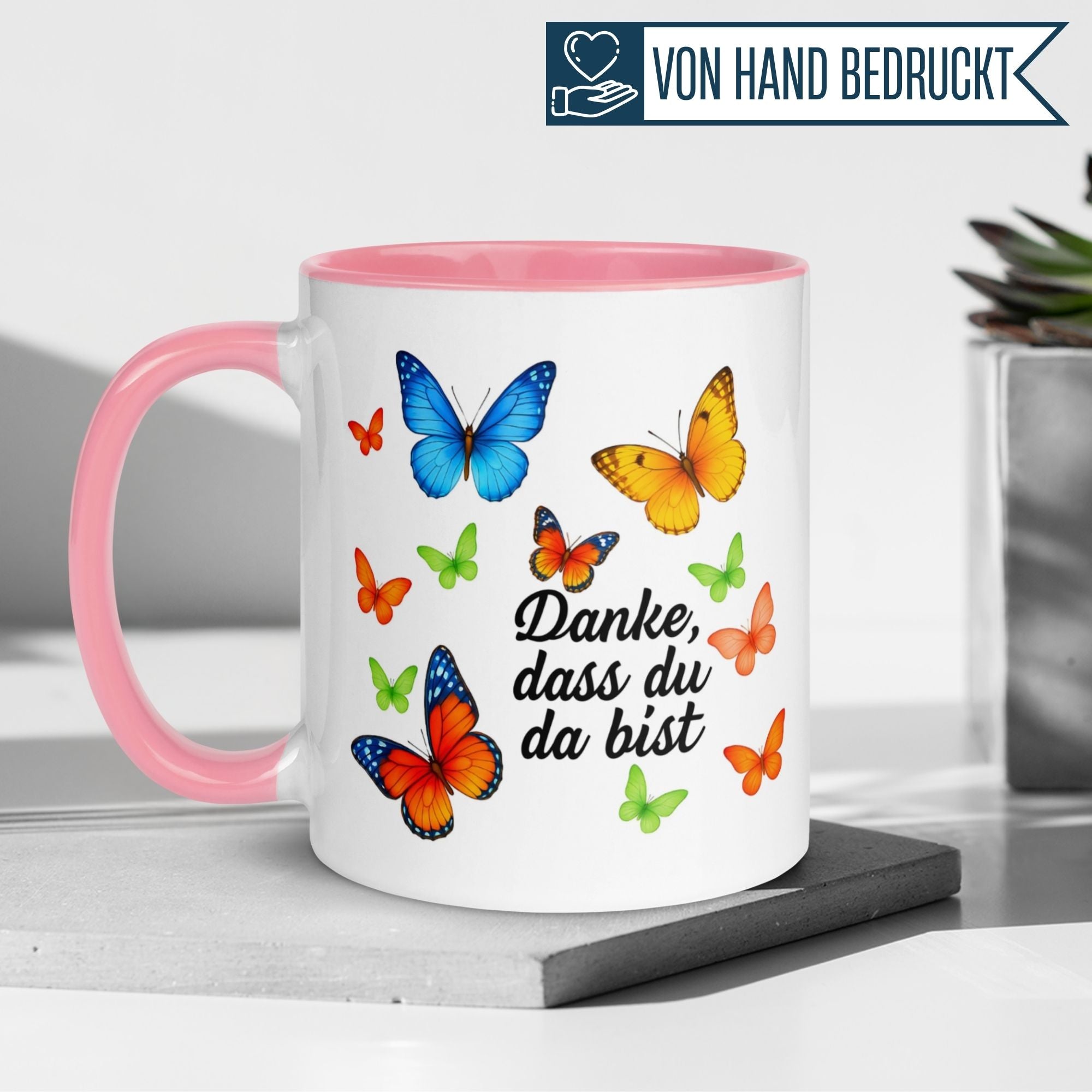 Momentals® Tasse mit bunten Schmetterlingen und dem Schriftzug „Danke, dass du da bist“.