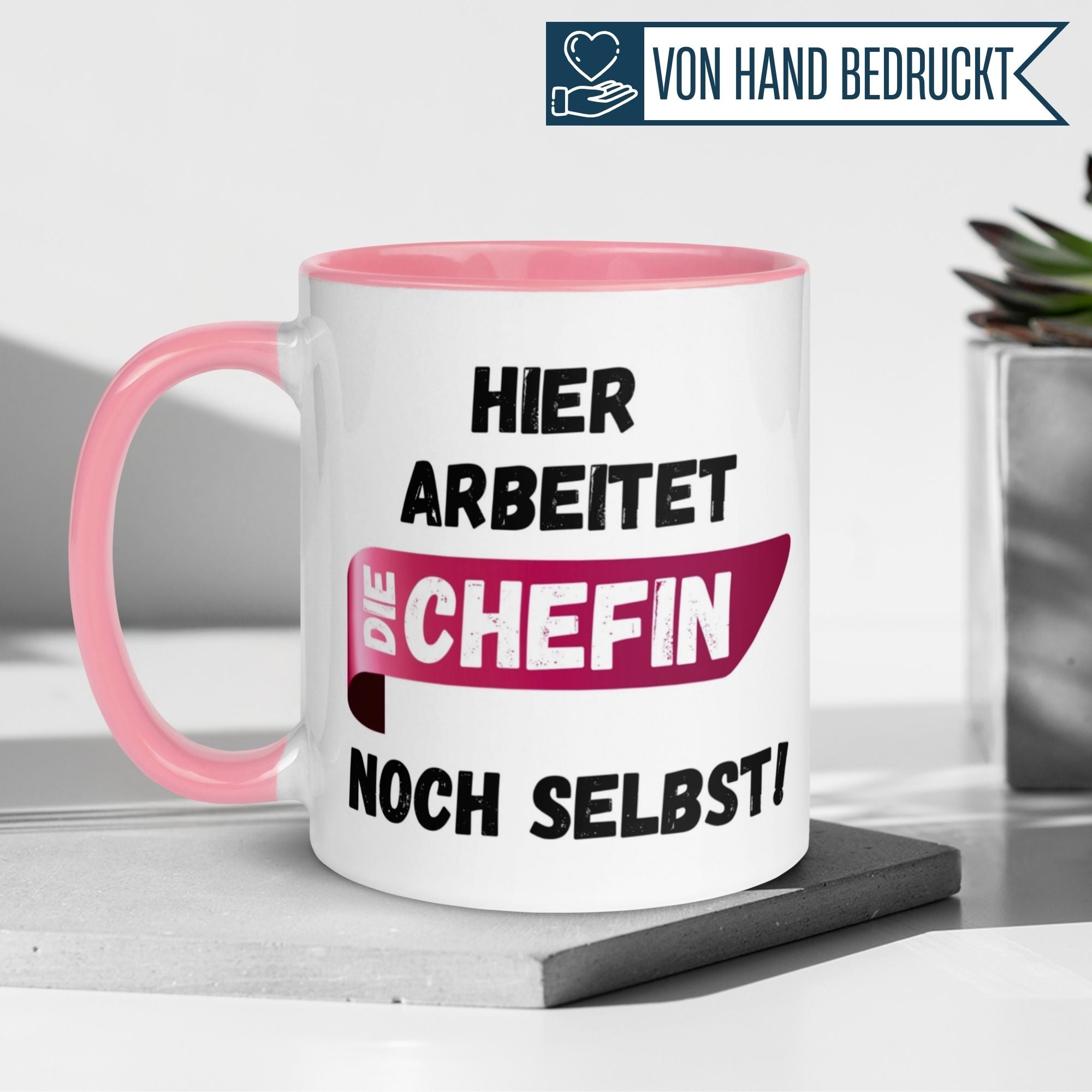 Momentals® Tasse Chefin mit pinker Innenwand und schwarzem Spruch für humorvolle Abschiede.