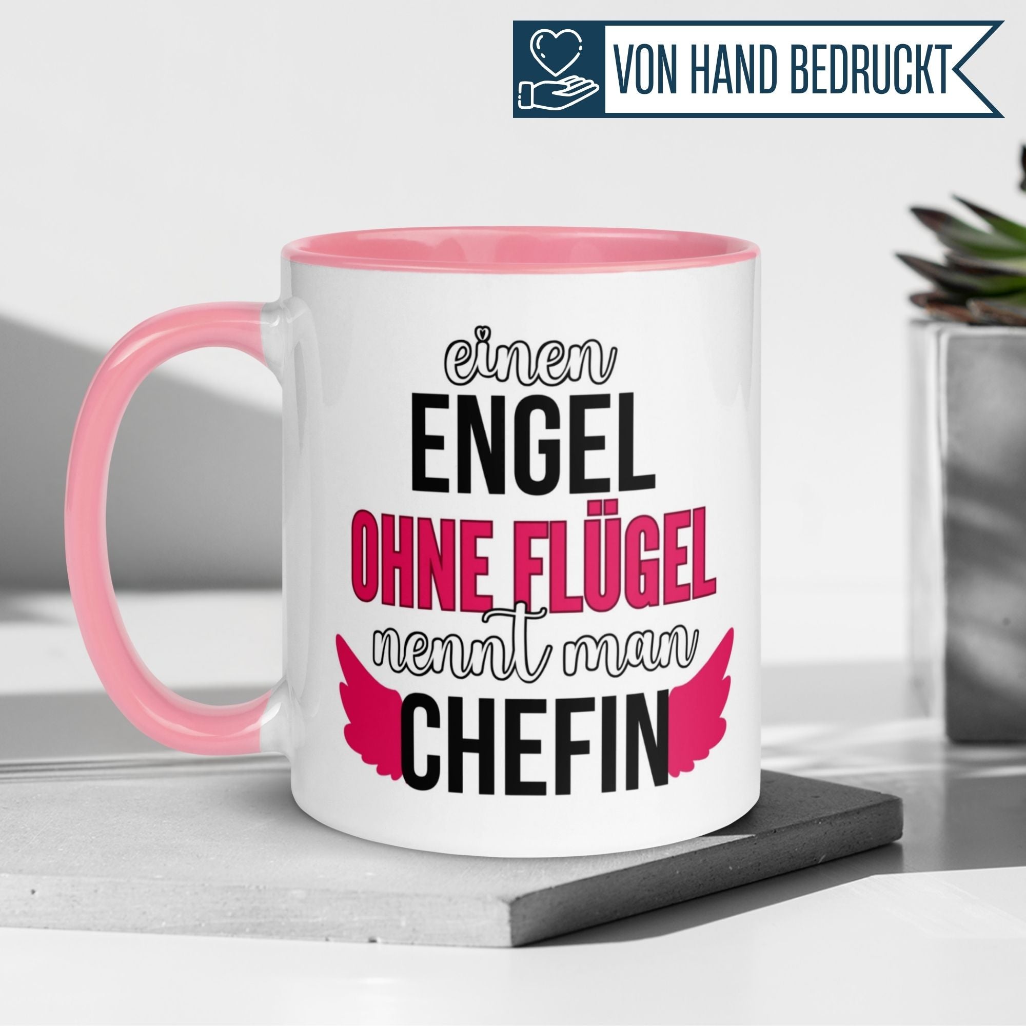 Momentals Tasse Chefin mit Spruch: "Einen Engel ohne Flügel nennt man Chefin" und pinken Engelsflügeln.