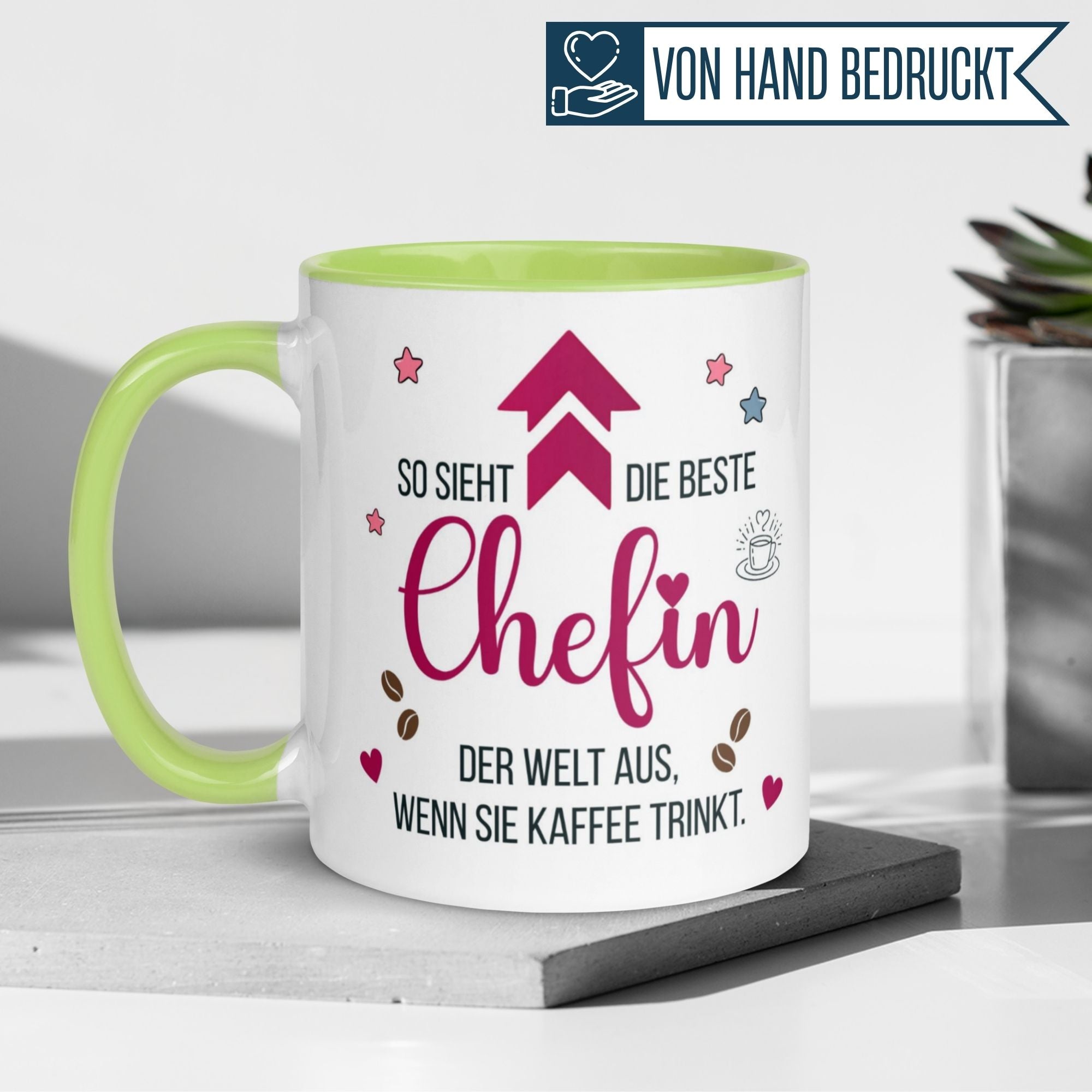Bunte Tasse mit Aufschrift "So sieht die beste Chefin der Welt aus" für Wertschätzung und Humor im Büro.