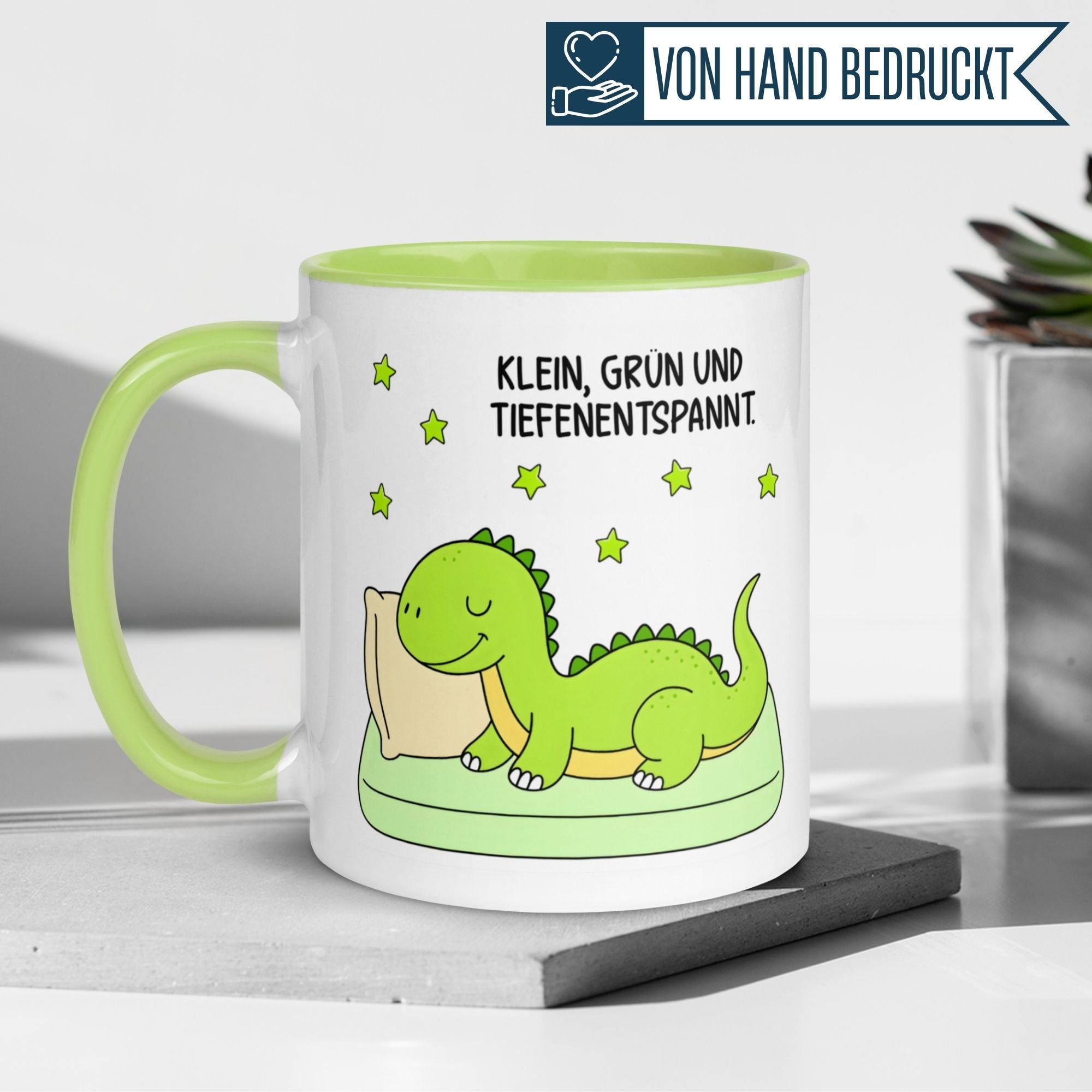 Tasse Dinosaurier – „Klein, grün und tiefenentspannt“ – Dino Geschenk Becher