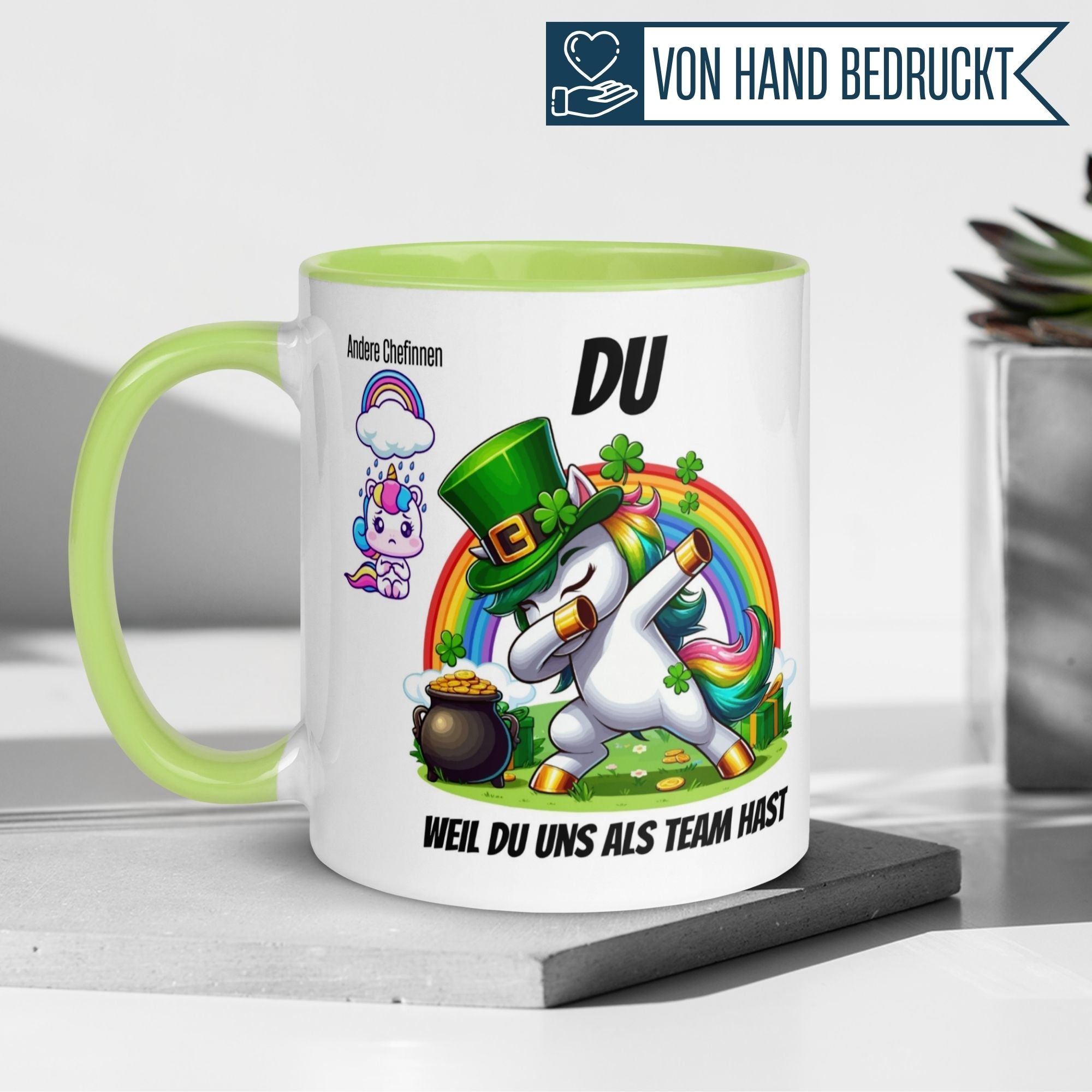 Momentals Tasse Chefin mit Einhorn, Kleeblättern und Regenbogen für Abschiedsgeschenke.