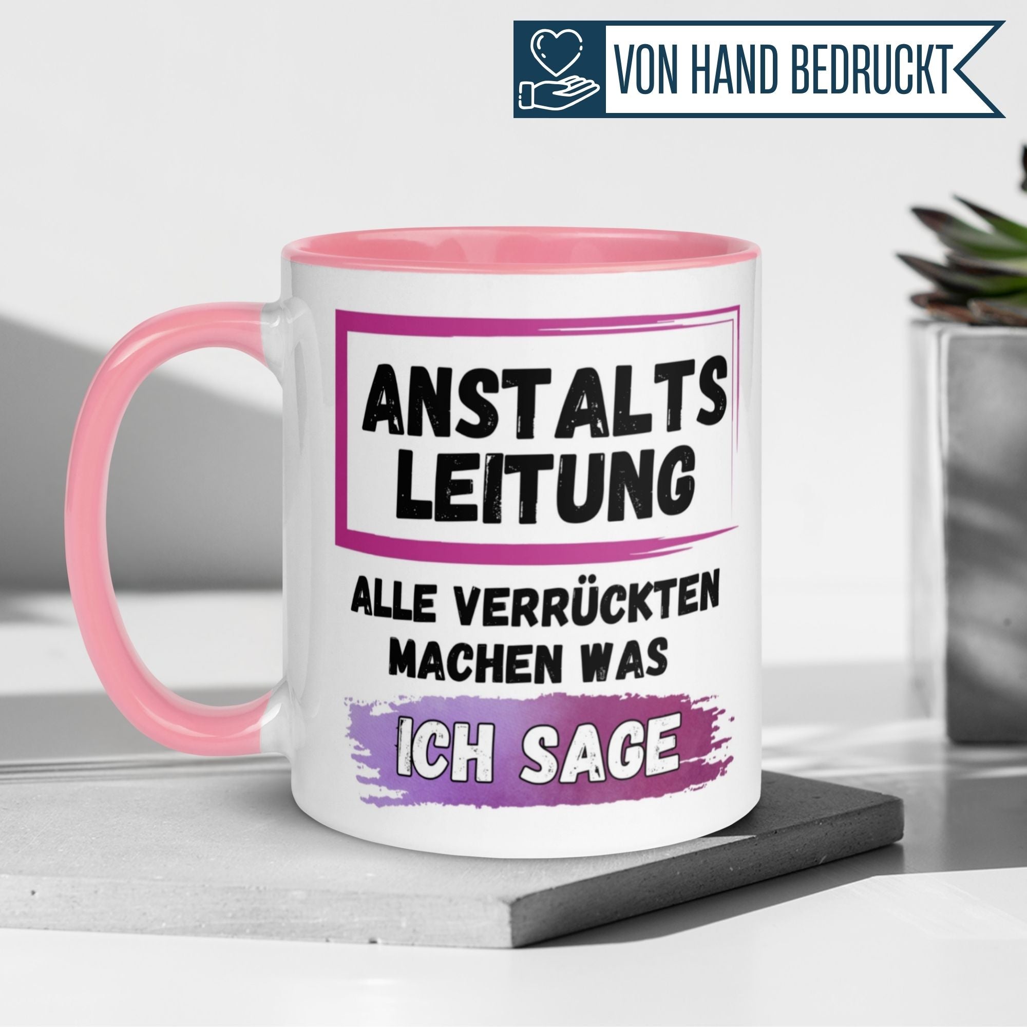 Momentals Tasse Chefin mit humorvollem Spruch "Anstaltsleitung – Alle Verrückten machen was ich sage"