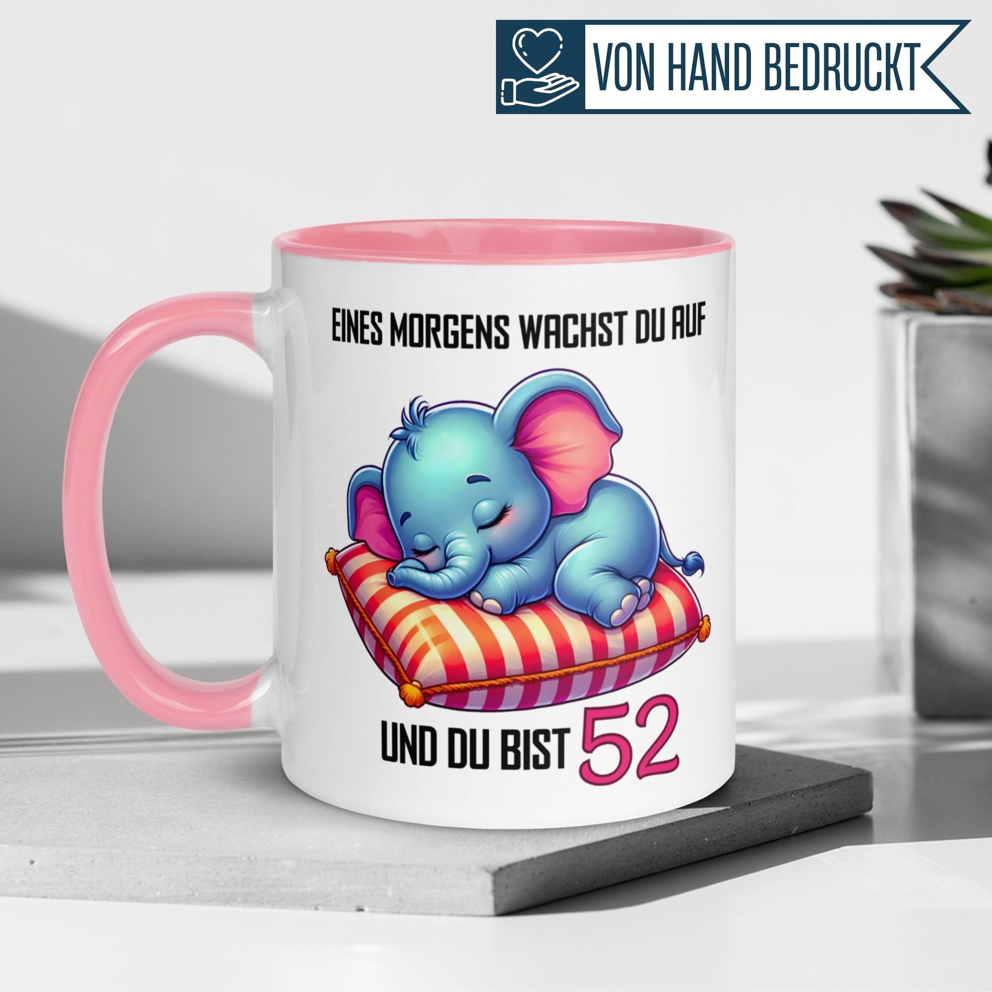 Bunte Geburtstagstasse mit Elefant und Spruch: 'Eines Morgens wachst du auf und du bist 52'.