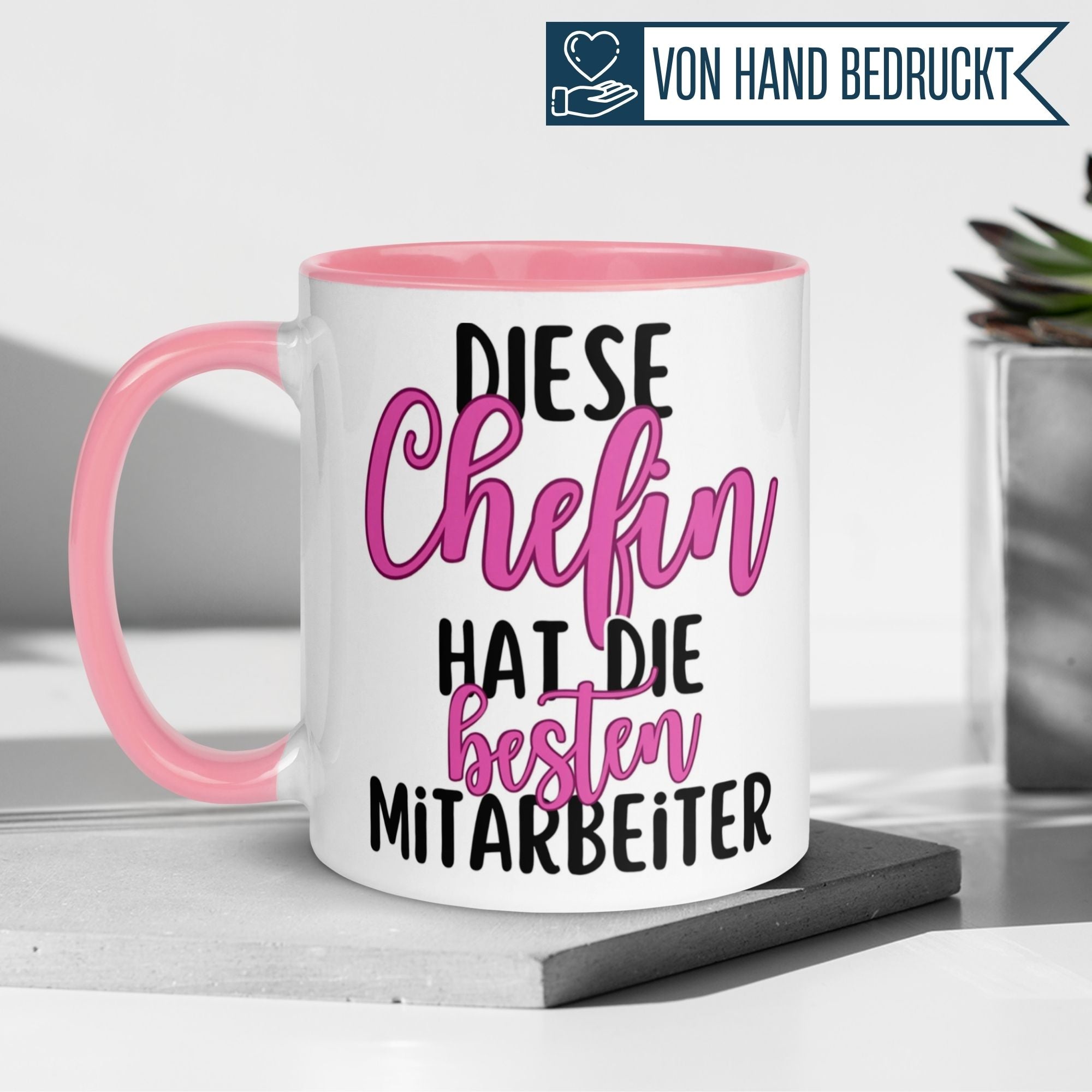 Momentals® Tasse Chefin mit buntem Design und Spruch für besondere Wertschätzung im Team.