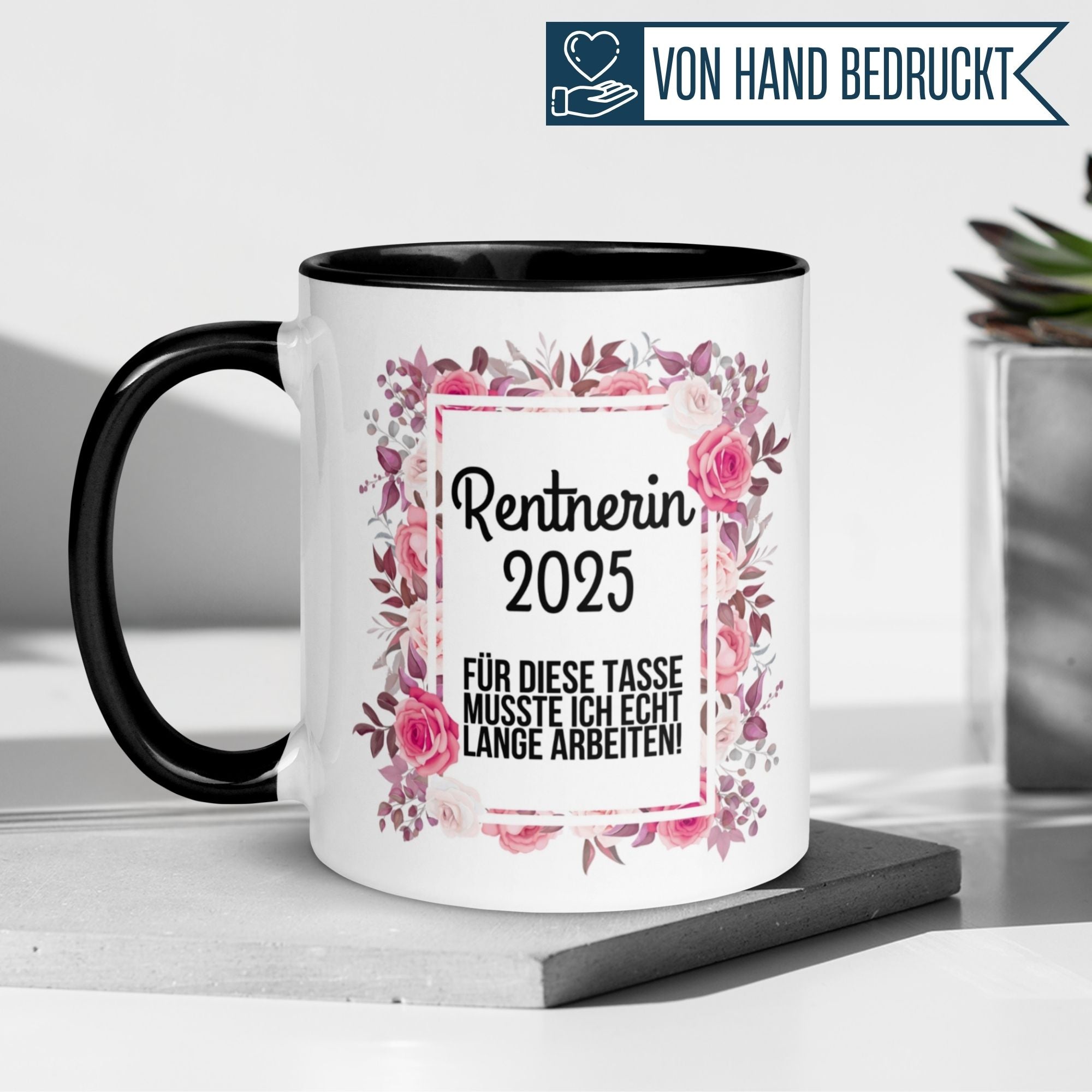 Momentals® Tasse für Rentnerin 2025 mit Blumenmotiv und Spruch über lange Arbeit.