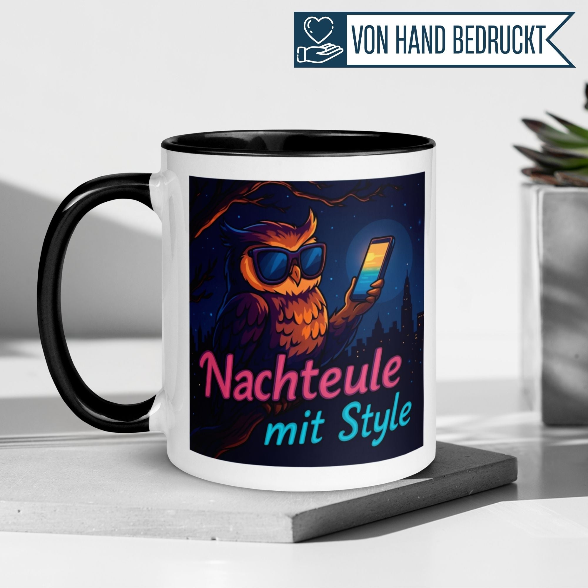Momentals® Tasse mit Eule in Sonnenbrille, Motto "Nachteule mit Style" im nächtlichen Urban-Design.