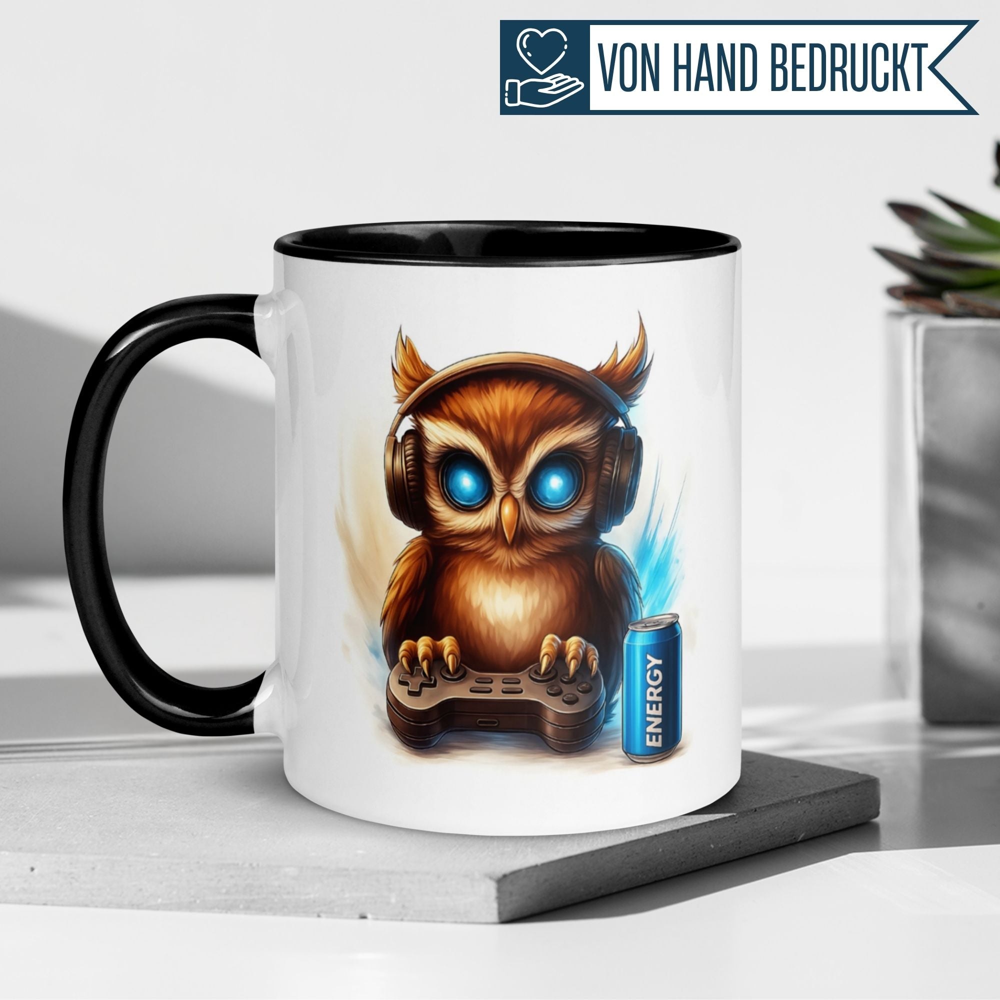 Kaffeetasse mit gaming Eule, Kopfhörern und Controller für leidenschaftliche Gamer.