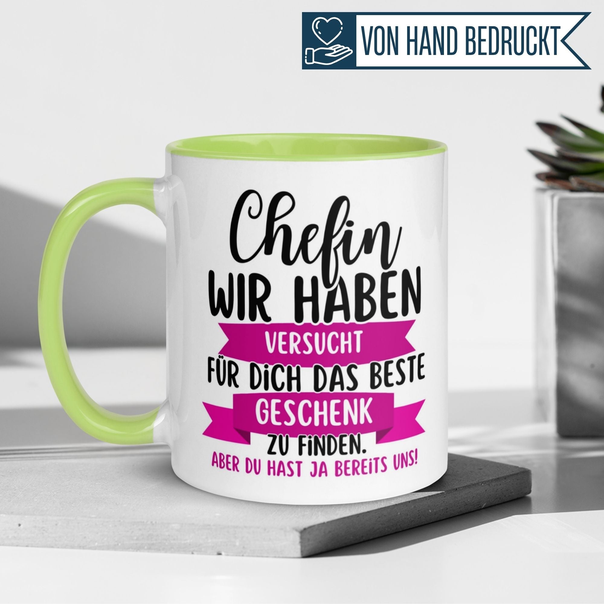 Weiß-grüne Tasse mit Aufschrift für Chefin: "Wir haben versucht, für dich das beste Geschenk zu finden!"