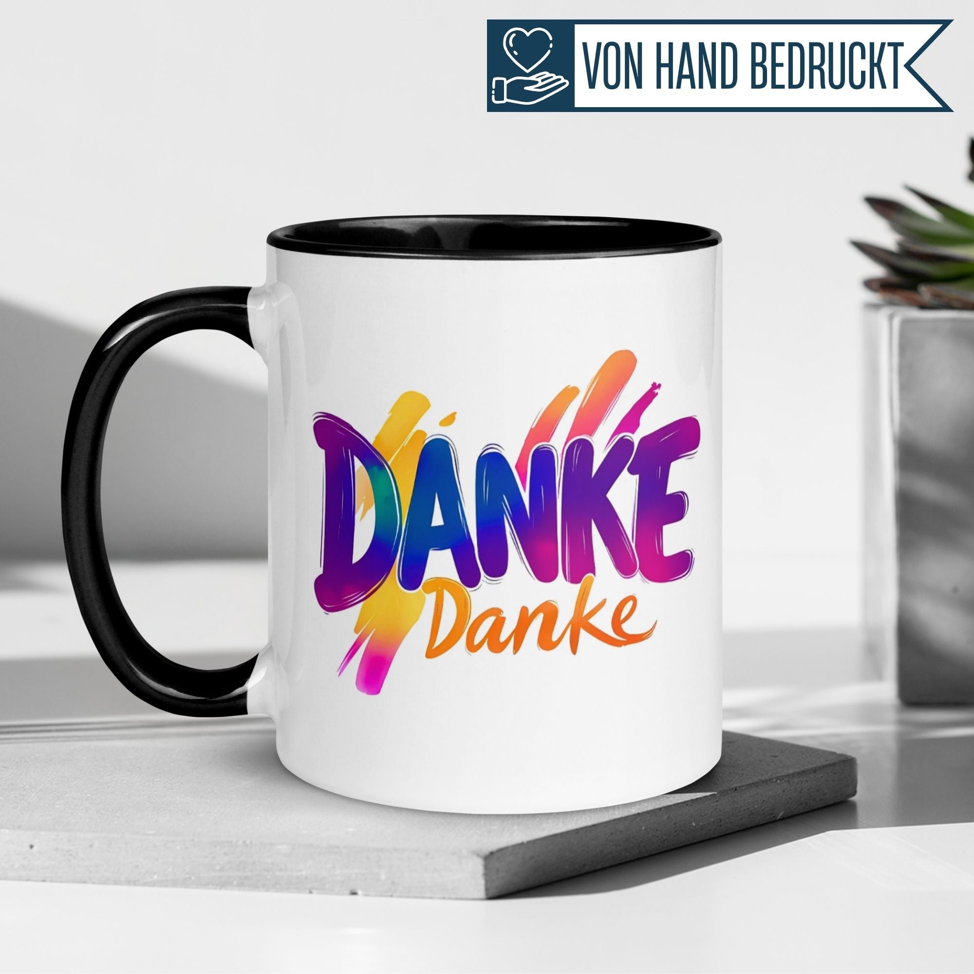 Bunte Momentals Tasse mit dem Text 'Danke Danke' in fröhlicher Schrift, ideal für Wertschätzung in der Kaffeepause.