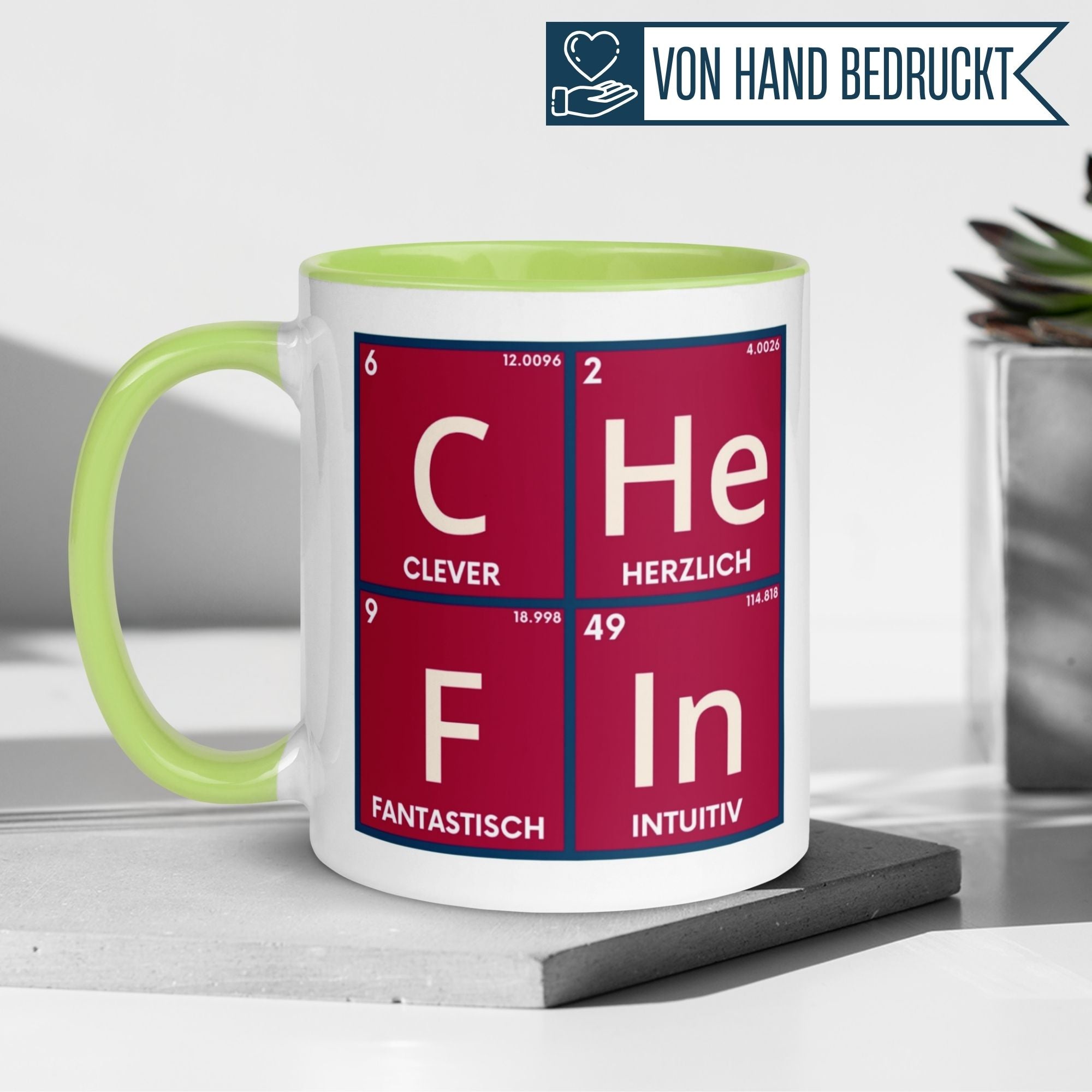 Momentals Tasse Chefin mit Periodensystem-Design: Clever, Herzlich, Fantastisch, Intuitiv in lebendigen Farben.