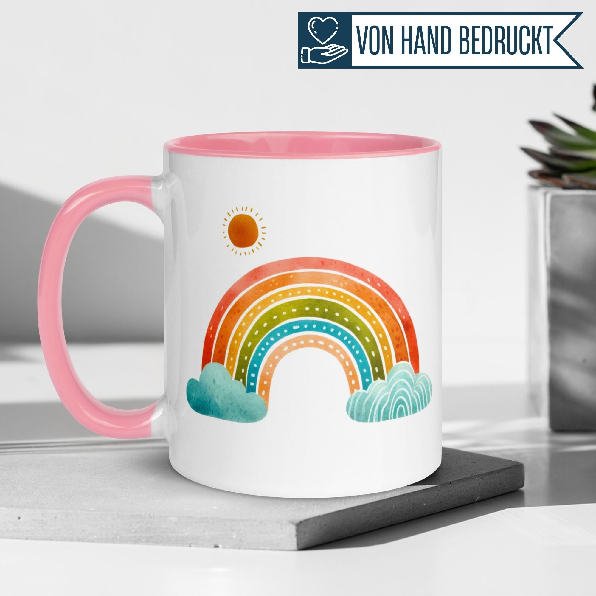 Momentals® Tasse mit buntem Regenbogen, Wolken und Sonne auf weißem Hintergrund, ideal für einen fröhlichen Start in den Tag.