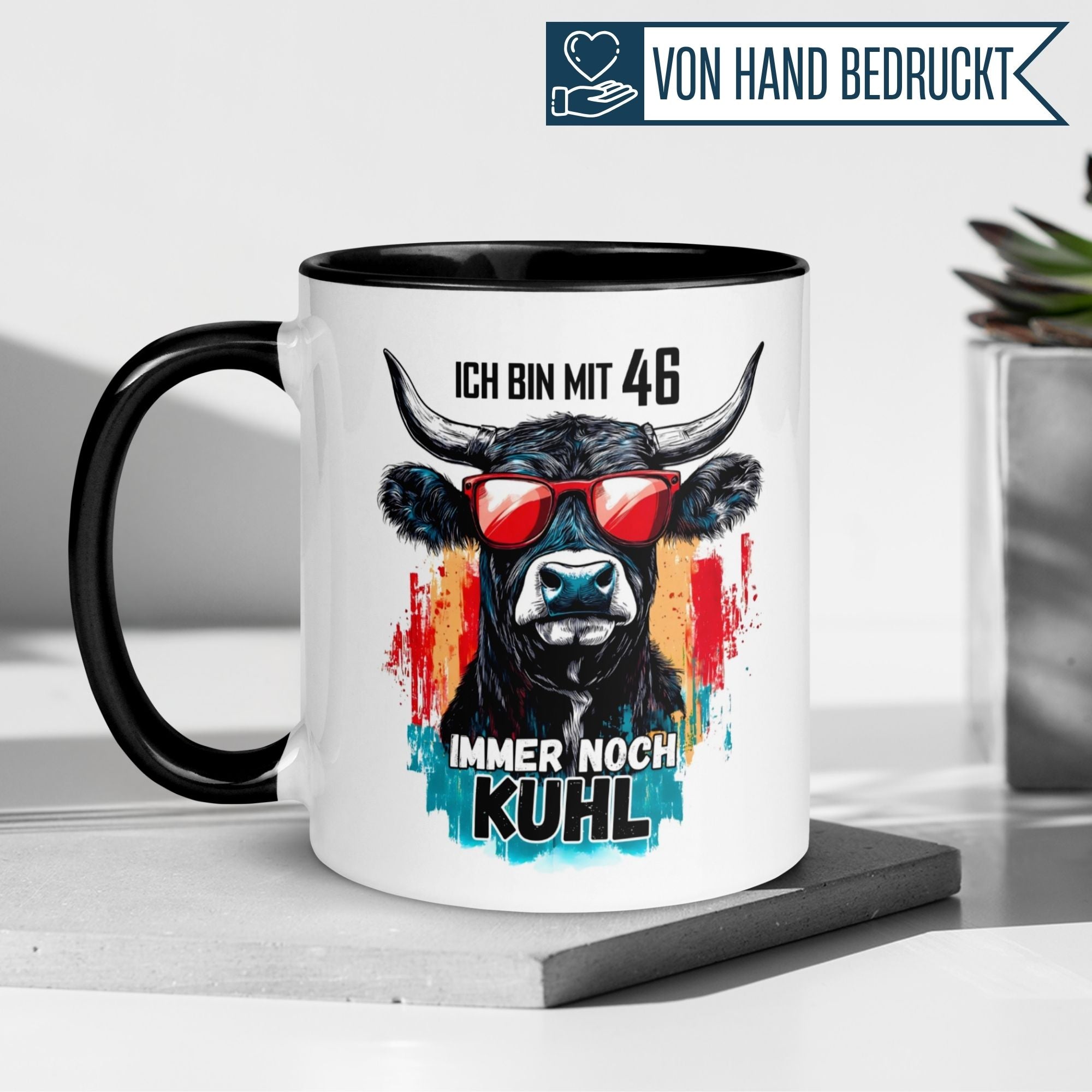 Momentals® Geburtstagstasse mit Kuh-Motiv: "Ich bin mit 46 immer noch cool" für humorvolle Kaffeepausen.