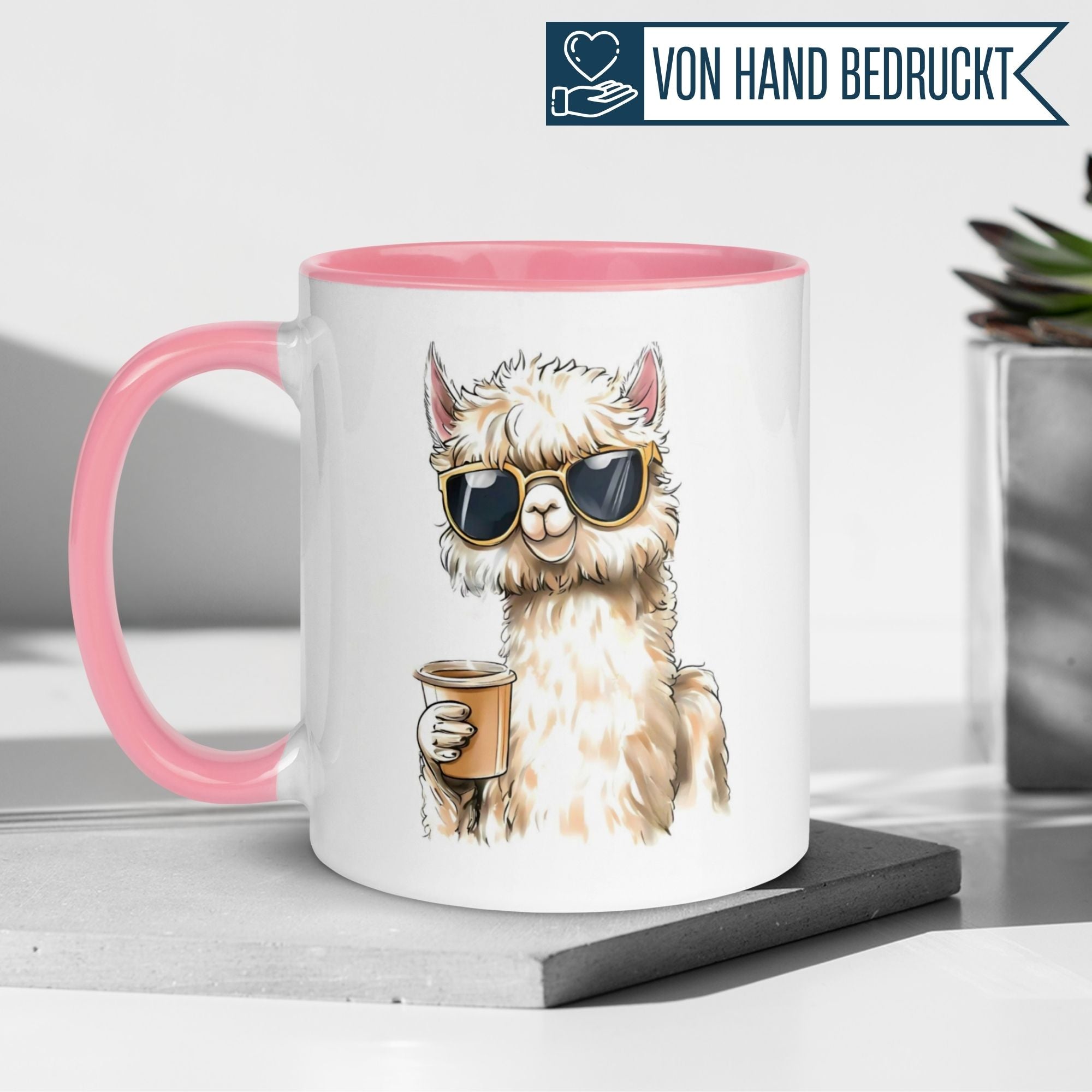 Tasse mit Humor: Chilliges Alpaka in Sonnenbrille, das Kaffee hält, von Momentals®.