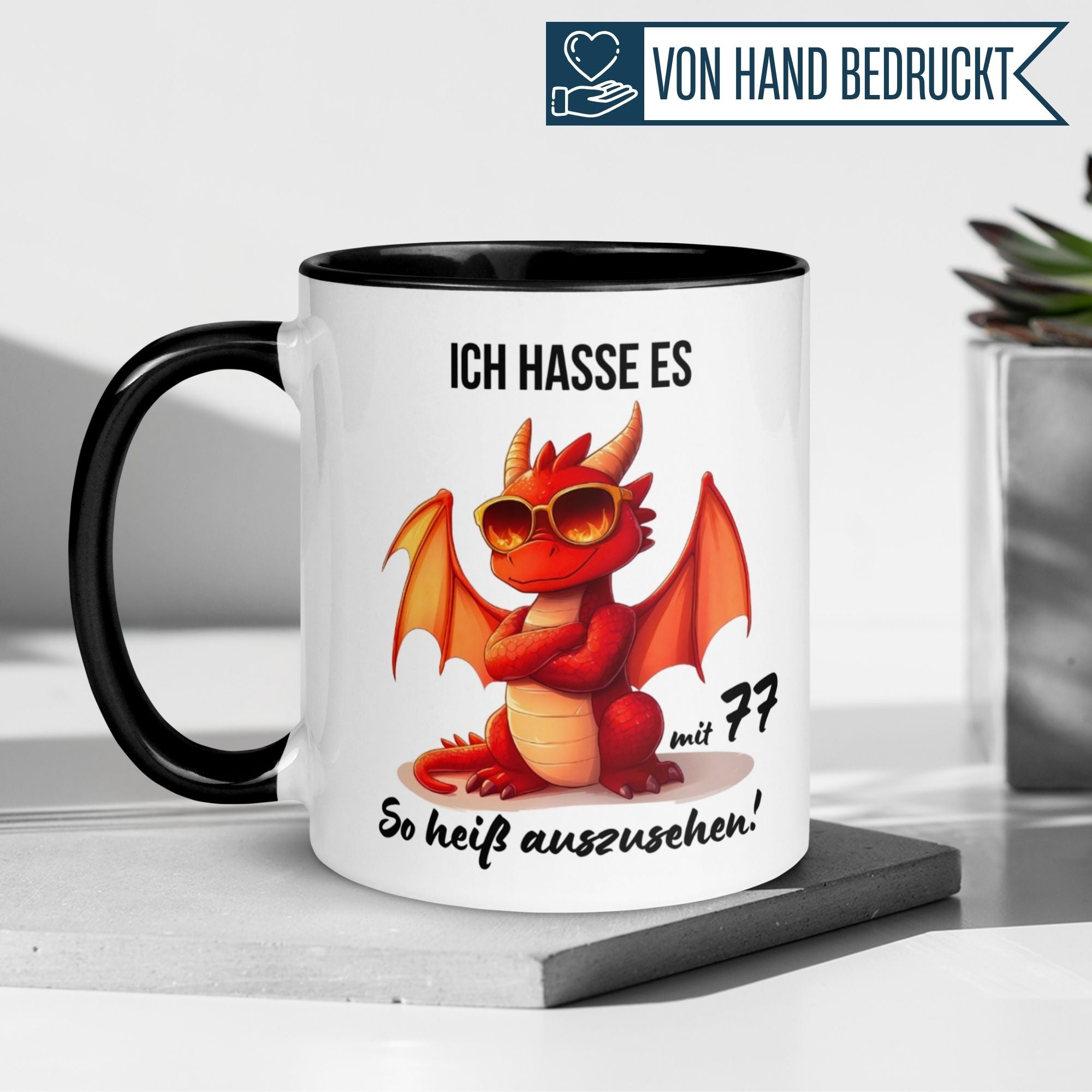 Kreative Geburtstagstasse für Männer mit einem roten Drachen und dem Spruch "Ich hasse es mit 77 so heiß auszusehen!"