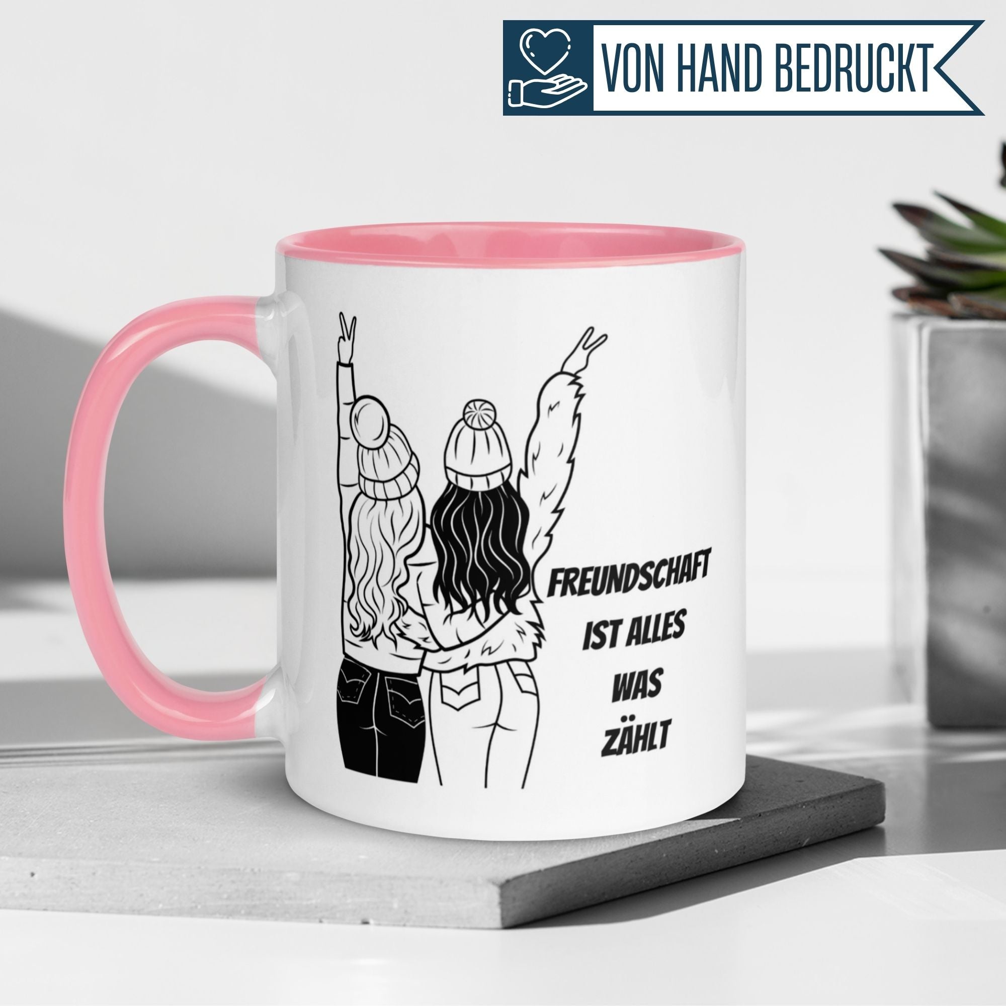 Momentals Tasse mit zwei Freundinnen, die "Freundschaft ist alles" feiern, perfekt für beste Freunde.