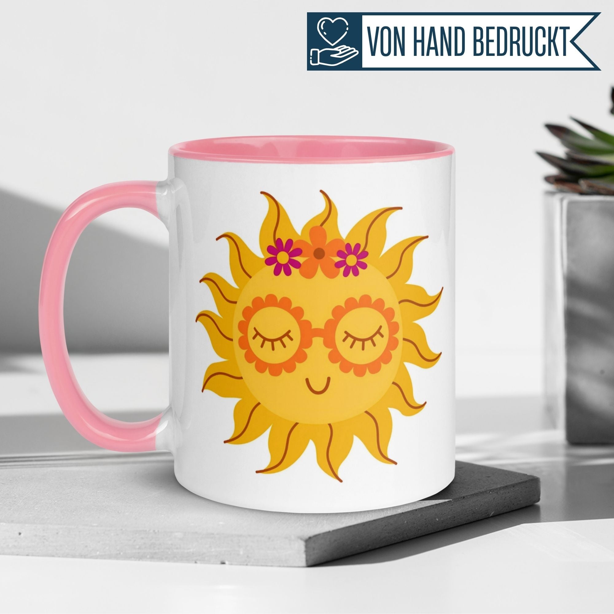 Momentals® Tasse mit einer lächelnden Sonne in Gelb, umgeben von Blumen, perfekt für entspannte Teepausen.