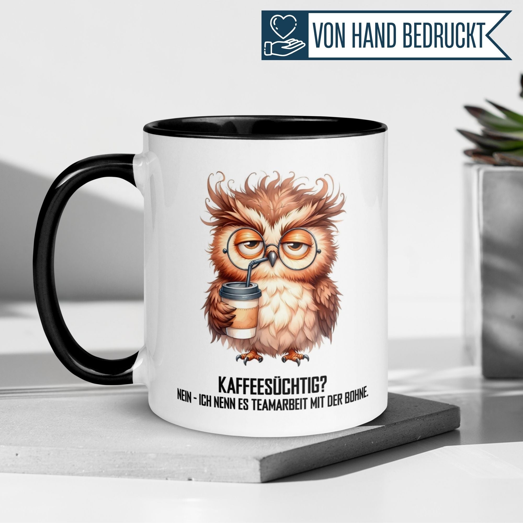 Momentals Tasse mit Eule und Spruch "Kaffeesüchtig? Teamarbeit mit der Bohne" für humorvolle Kaffeeliebhaber.