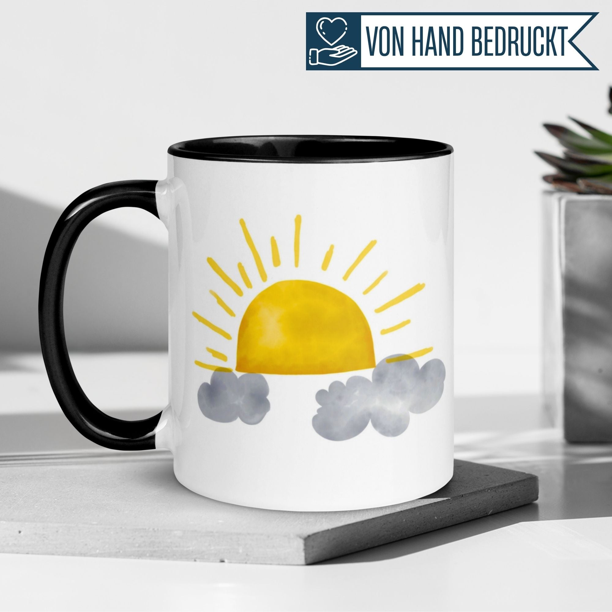 Momentals® Tasse mit gelber Aquarellsonne und grauen Wolken für einen hoffnungsvollen Start in den Tag.