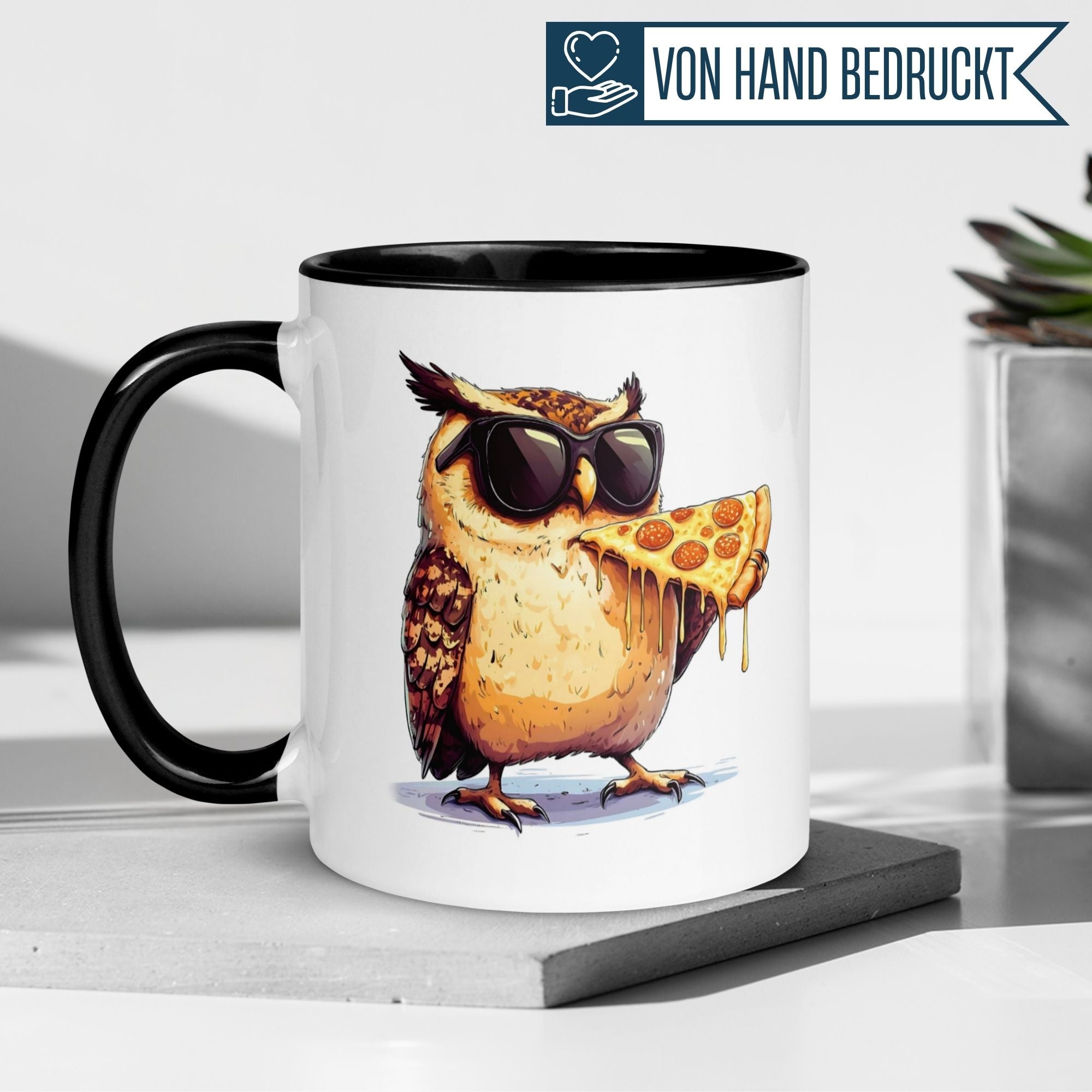 Momentals Tasse mit cooler Eule in Sonnenbrille, die genüsslich Pizza isst - humorvoll für Tierliebhaber!