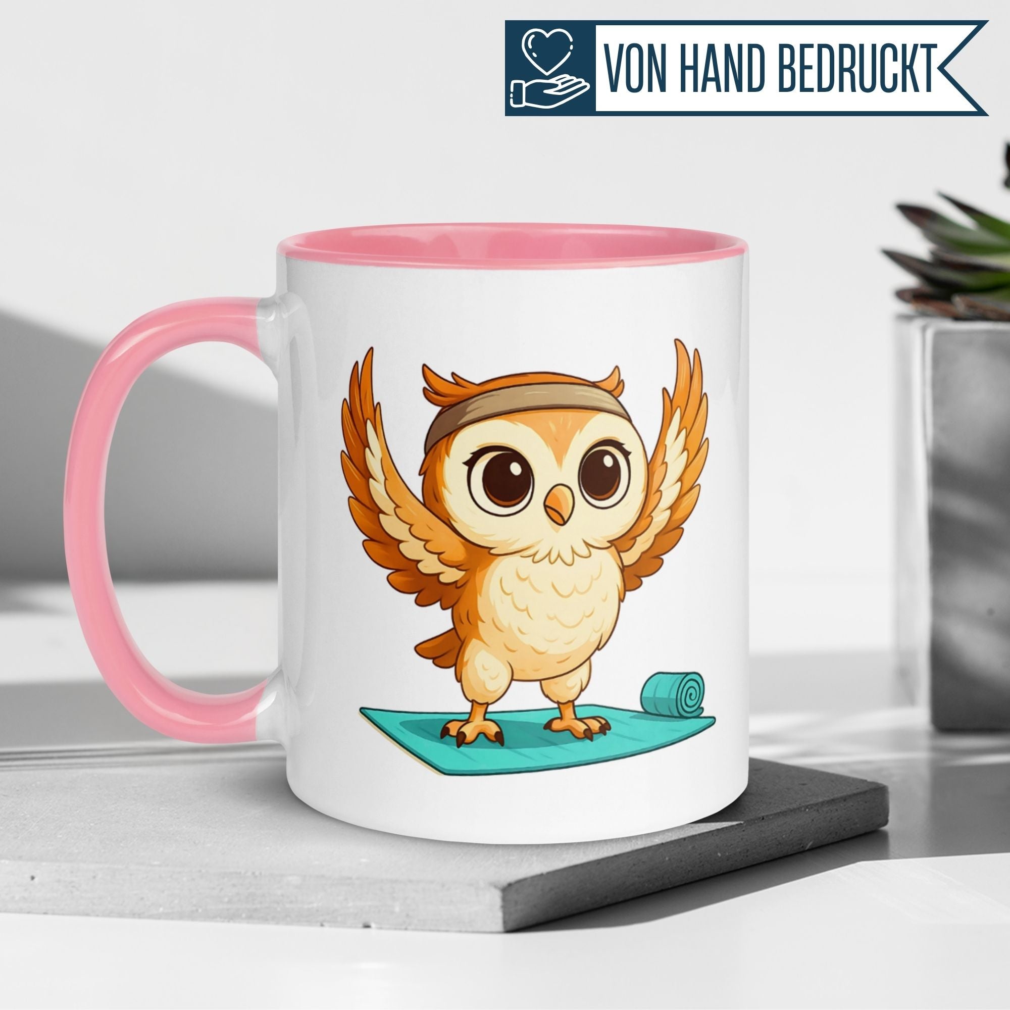 Momentals® Tasse mit sportlicher Yoga Eule, die auf einer Gymnastikmatte steht und Balance symbolisiert.