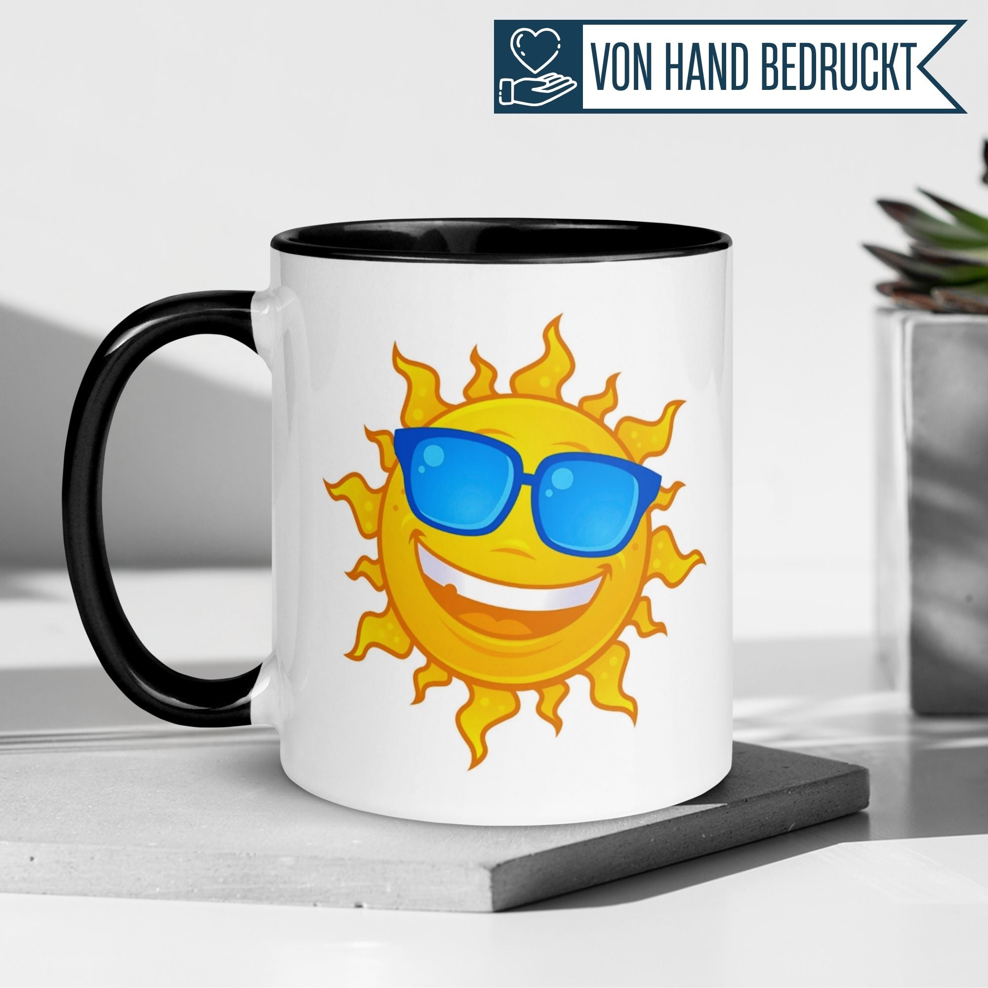 Momentals® Tasse mit gelber Sonne, Sonnenbrille und breitem Grinsen - der perfekte Gute-Laune-Kick für deinen Morgen.
