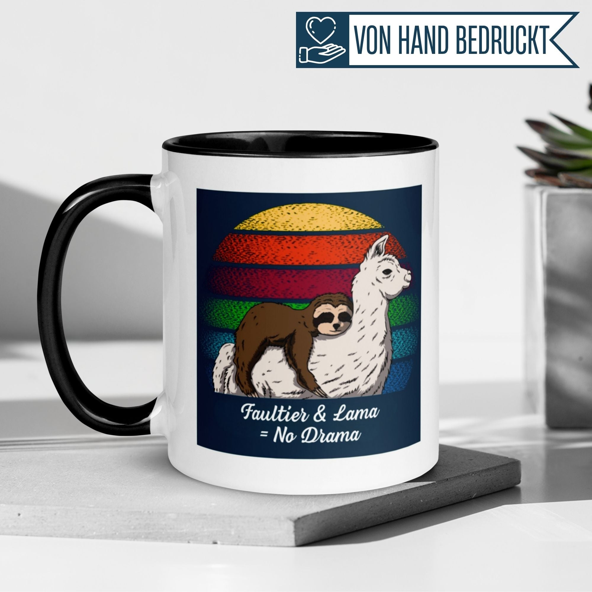 Momentals Tasse mit Faultier und Lama, Motiv "Faultier & Lama = No Drama" vor Retro-Sonnenuntergang.