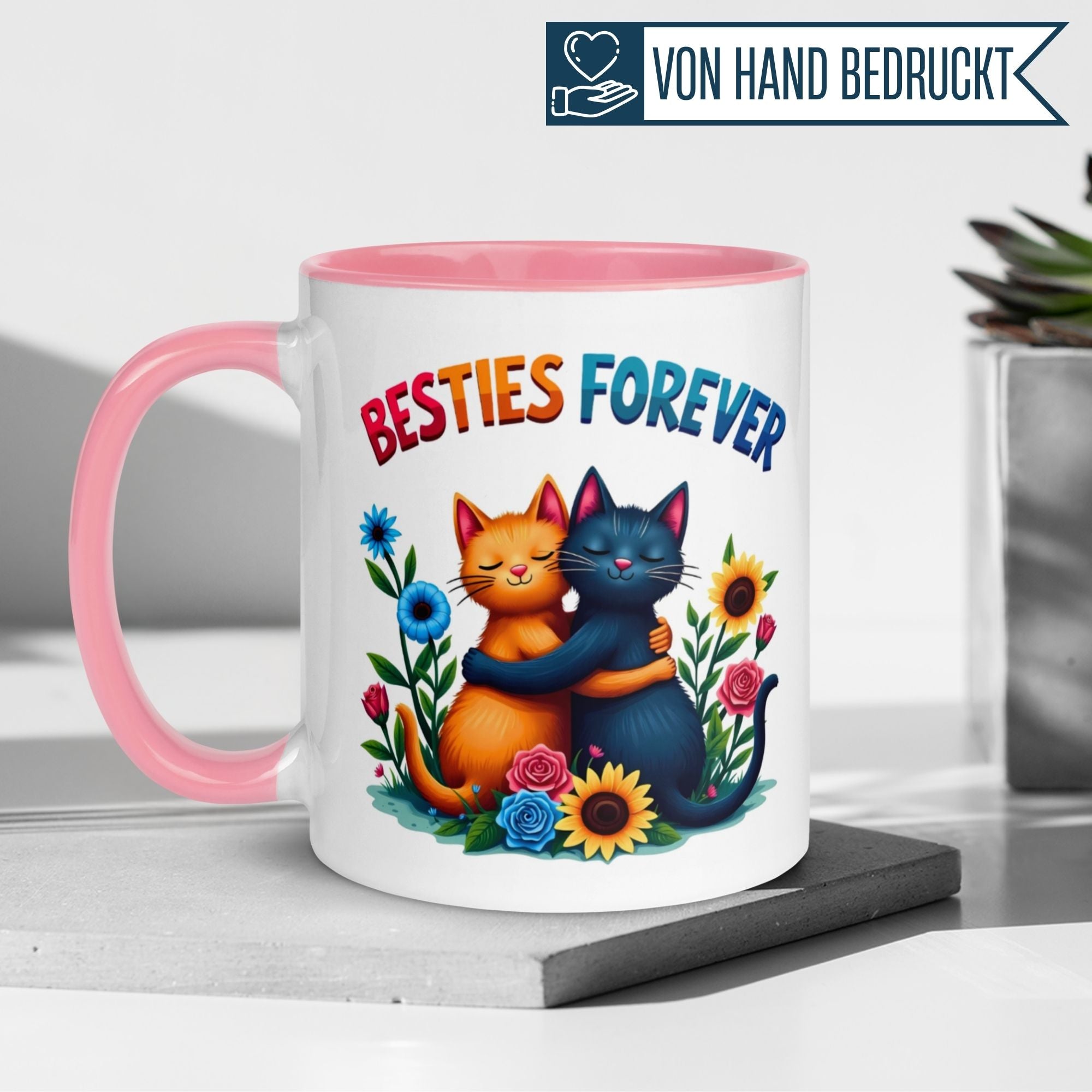 Momentals Tasse mit bunten Katzen und Spruch „Besties Forever“ in einem Blumenmeer, perfekt für Freundschaft.