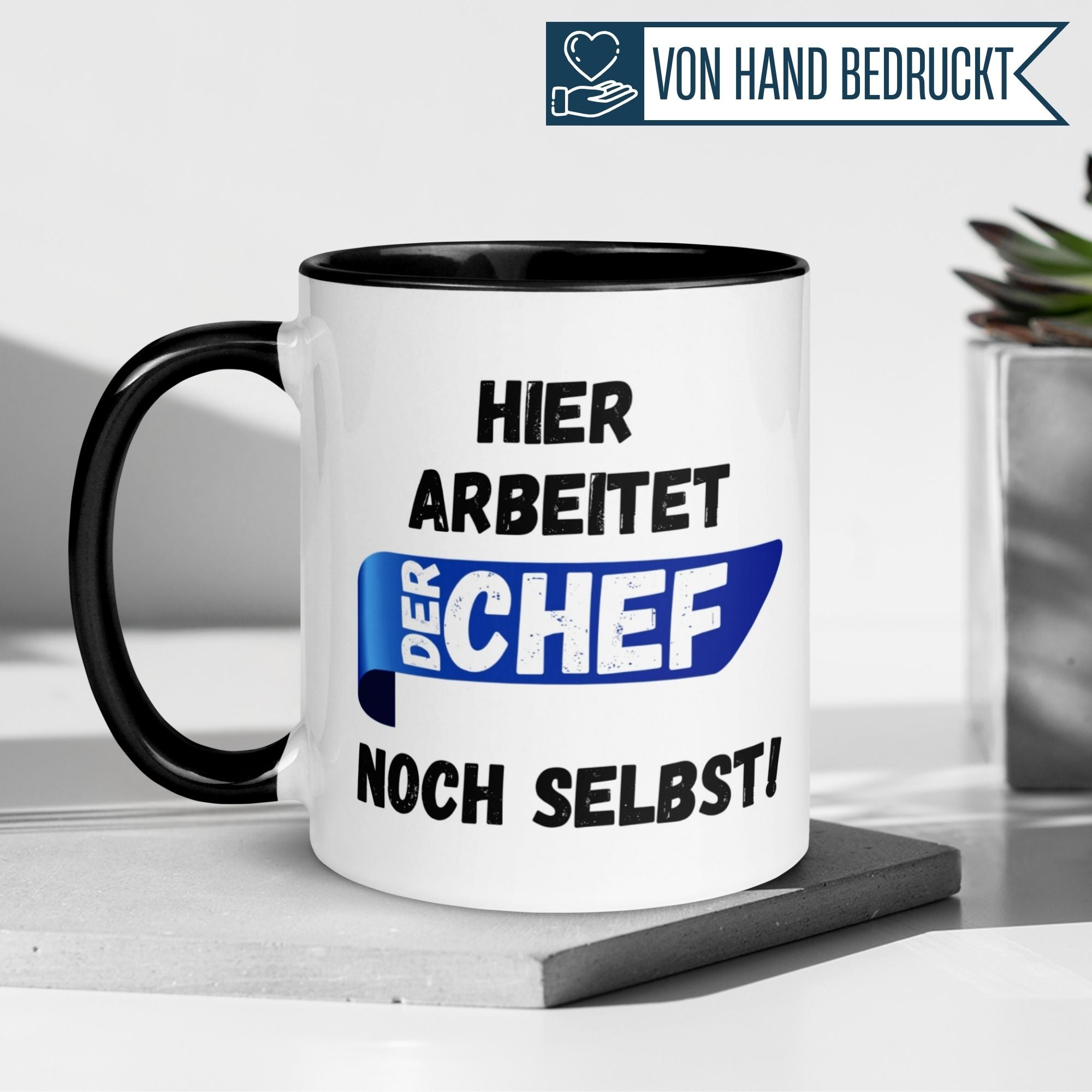 Momentals Tasse mit humorvollem Spruch "Hier arbeitet der Chef noch selbst!" in Schwarz und Weiß.