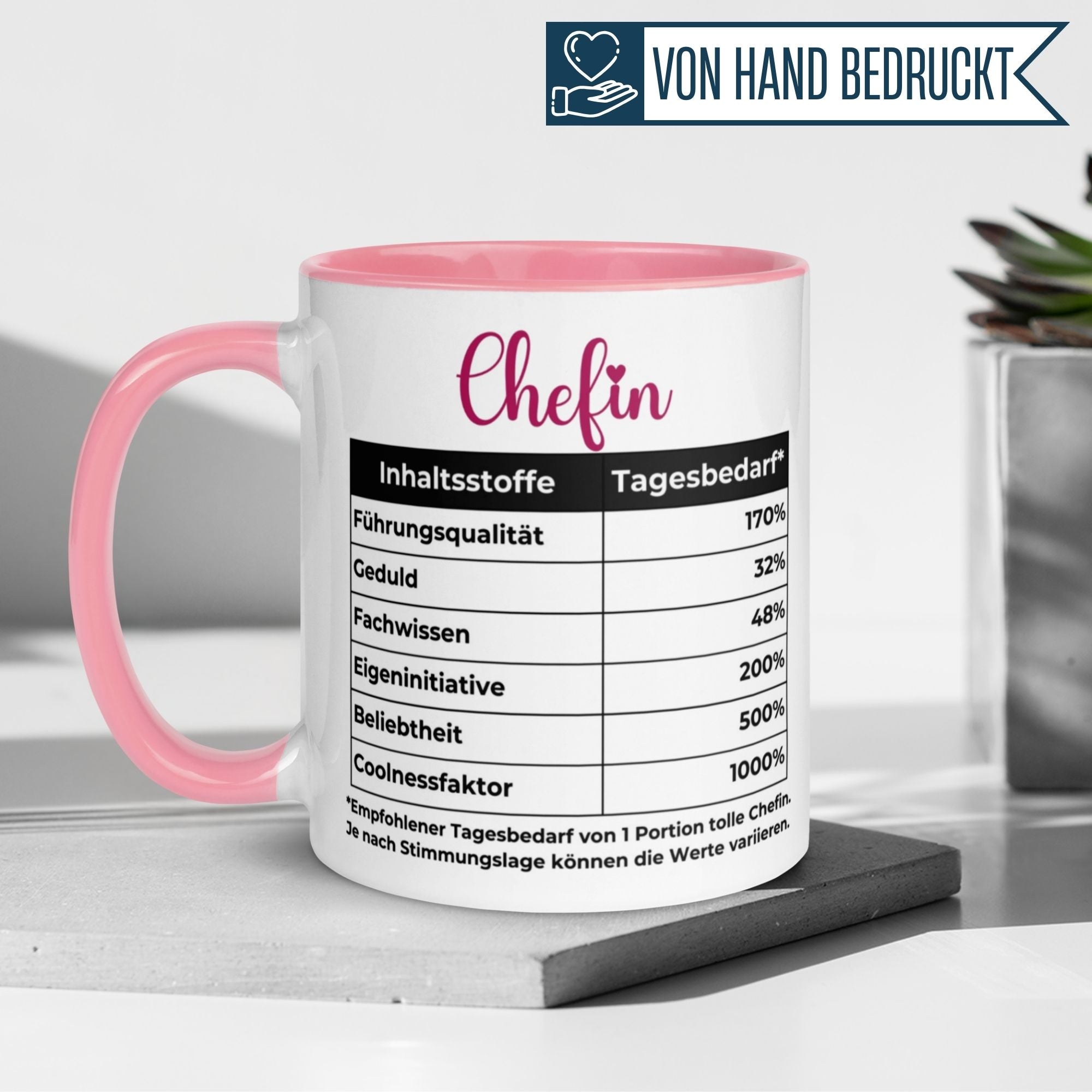 Momentals Tasse Chefin mit humorvollem Nährwerttabelle-Motiv und pinkem Henkel, ideales Geschenk für Chefin.