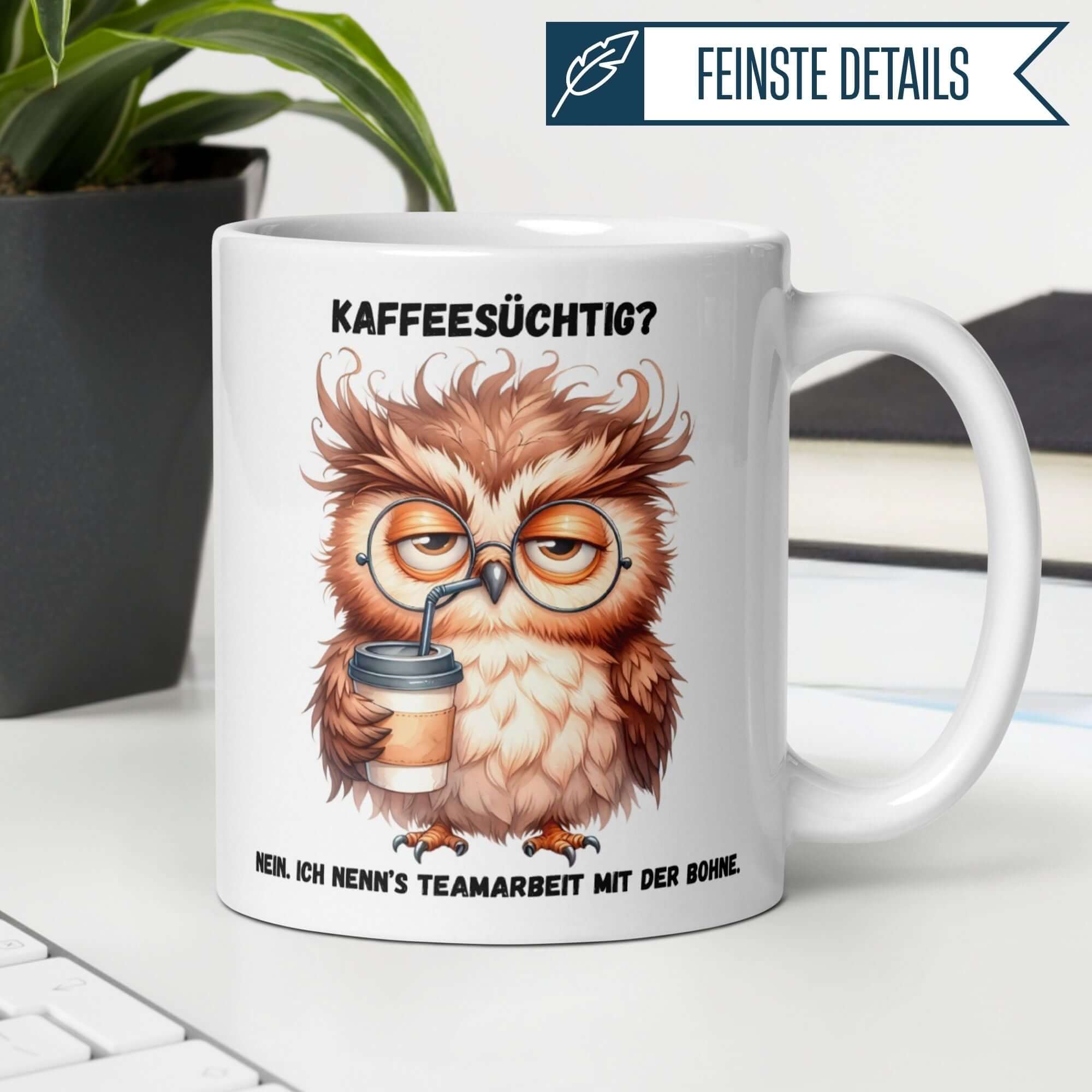Momentals Tasse mit Eule und Spruch 'Kaffeesüchtig? Teamarbeit mit der Bohne' humorvoll und charmant.