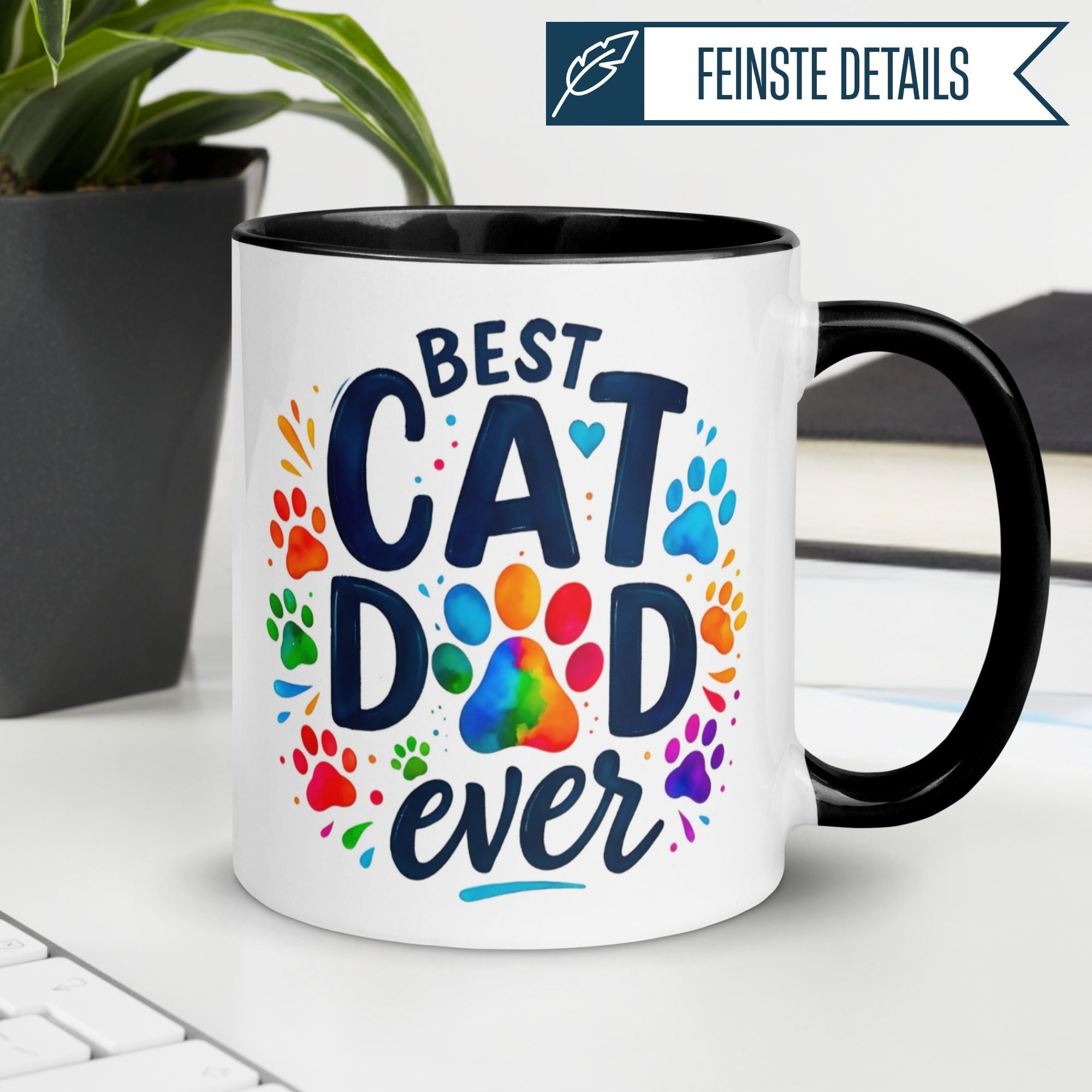 Momentals® Tasse mit bunter Aufschrift 'Best Cat Dad Ever' und Pfotenmotiven, perfekt für Katzenliebhaber.
