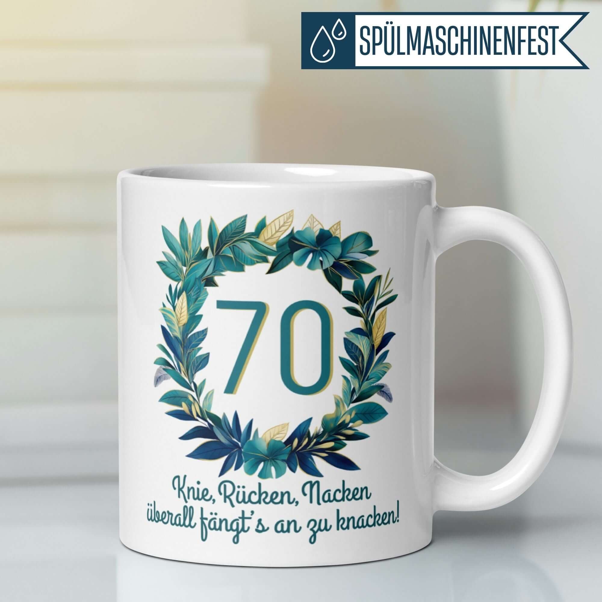 Momentals® Tasse zum 70. Geburtstag mit humorvollem Spruch und Blätterkranz-Design.