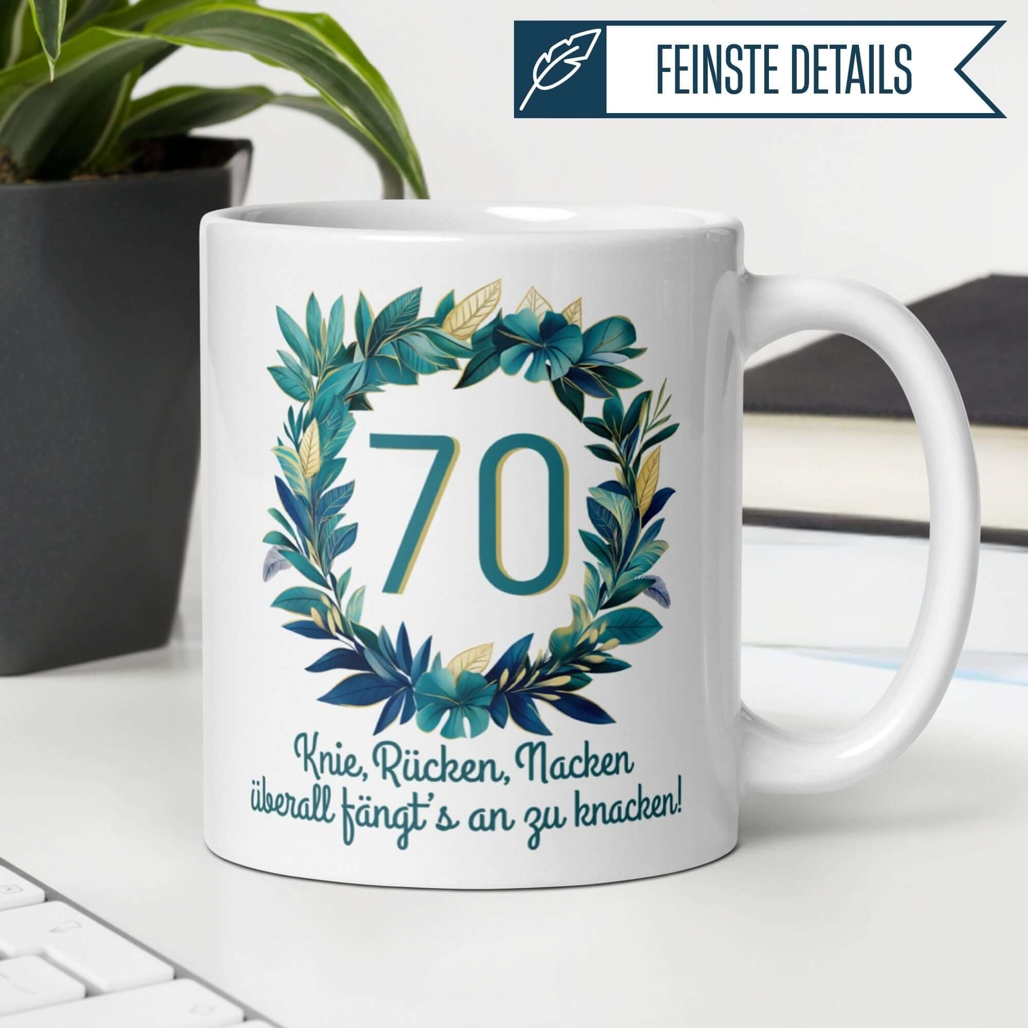 Momentals® 70. Geburtstag Tasse mit humorvollem Spruch und kreativem Blätterkranz-Design.