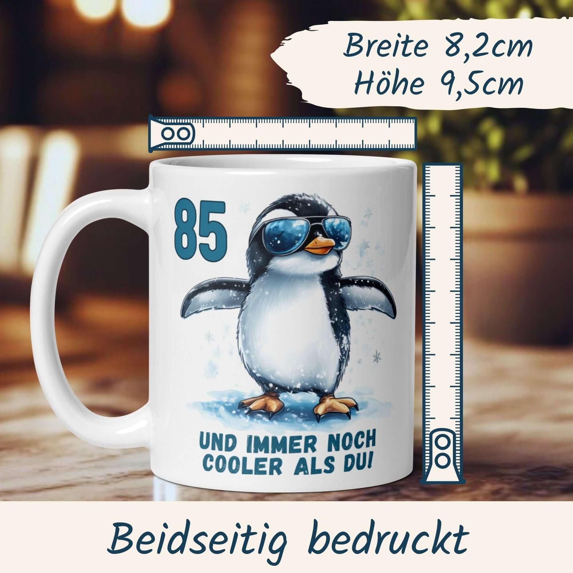 Momentals Tasse zum 85. Geburtstag mit Pinguin und Spruch "85 und immer noch cooler als du".