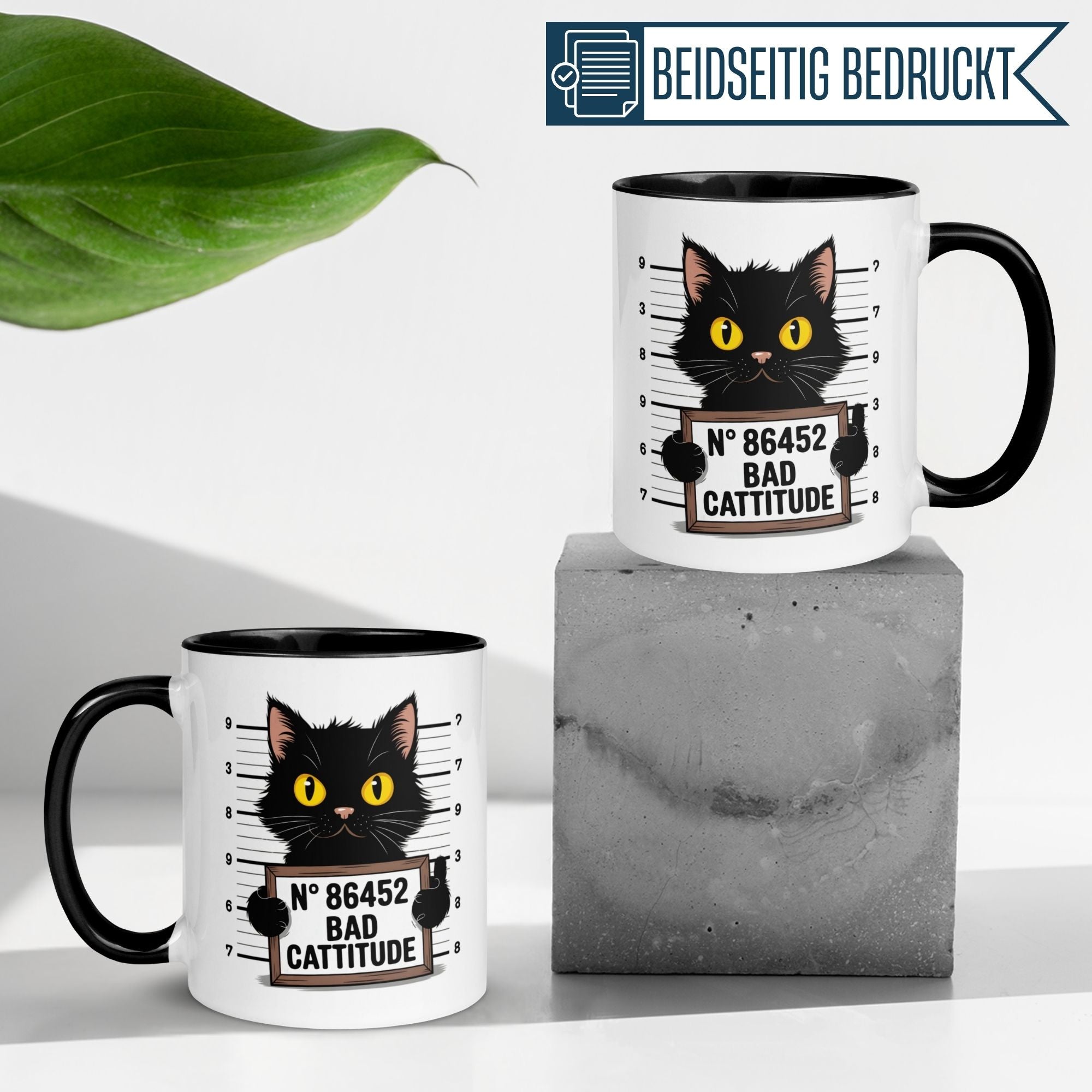 Momentals® Tasse mit schwarzer Katze im Polizeistil und Aufschrift 'Bad Cattitude', perfekt für Katzenliebhaber.
