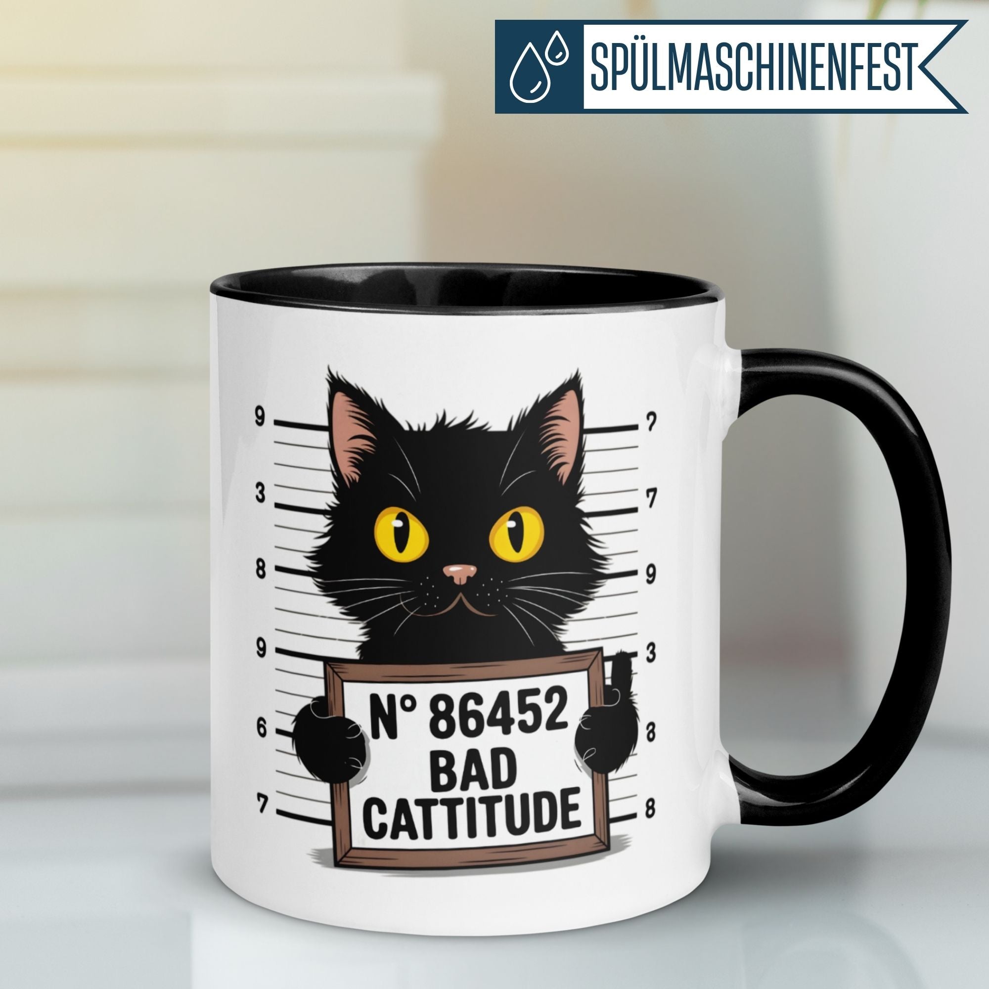 Momentals® Tasse mit frecher schwarzer Katze im Polizeistil und dem Text "Bad Cattitude".