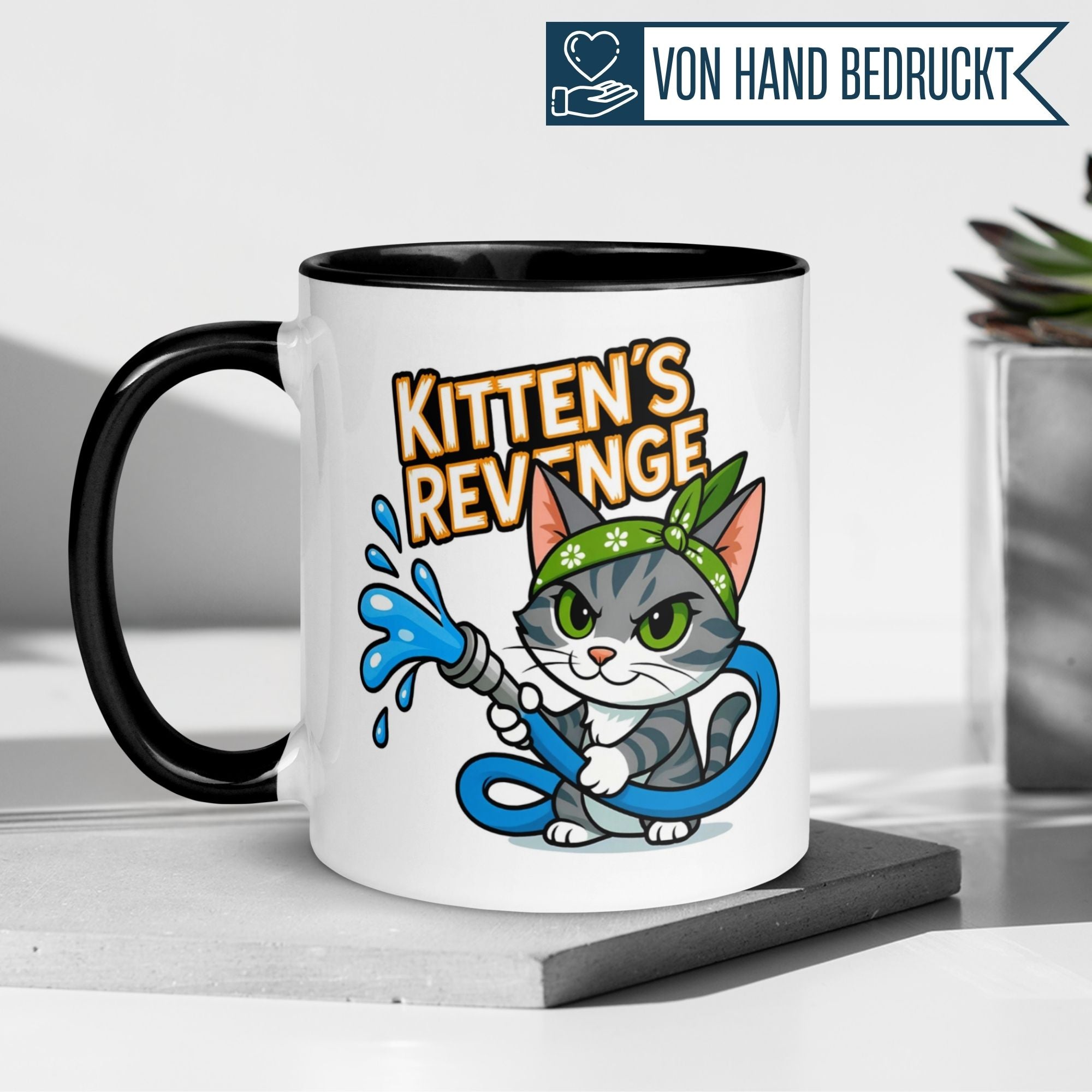 Momentals® Tasse mit frecher Katze und Spruch "Kitten's Revenge" über Gartenschlauch, humorvoll für Katzenliebhaber.