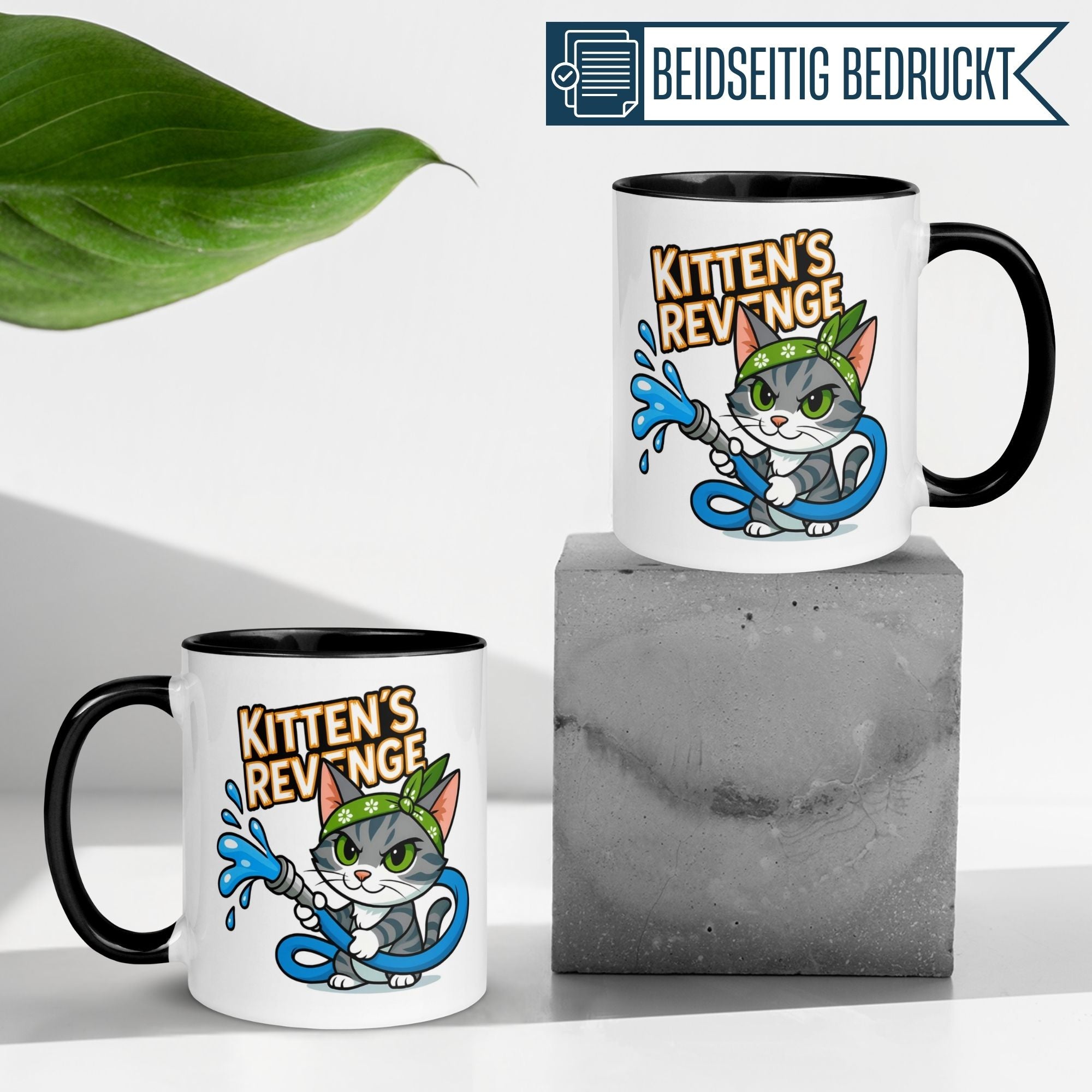 Momentals Tasse mit frecher Katze und Gartenschlauch, Aufschrift 'Kitten's Revenge', humorvoller Katzenliebhaber-Stil.