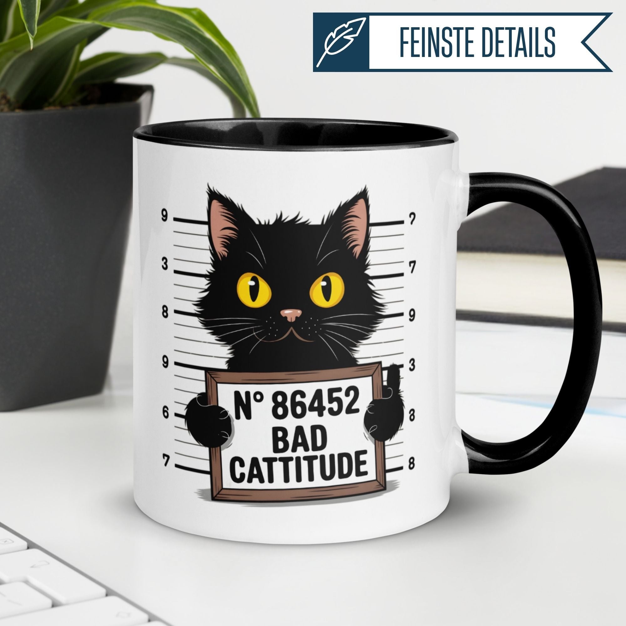 Schwarze Katze im Polizeistil auf Momentals Tasse mit Aufschrift "Bad Cattitude", perfekt für Katzenliebhaber.
