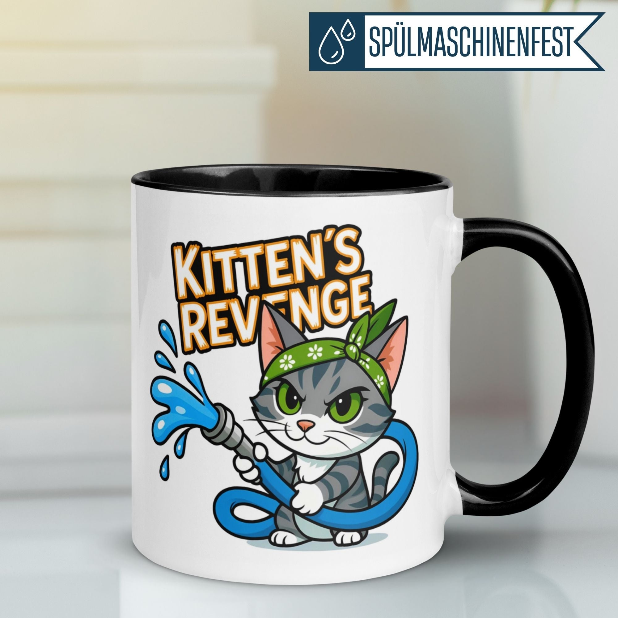 Momentals® Tasse mit frecher Katze und Gartenschlauch, Aufschrift: 'Kitten's Revenge', humorvoller Katzenliebhaber.