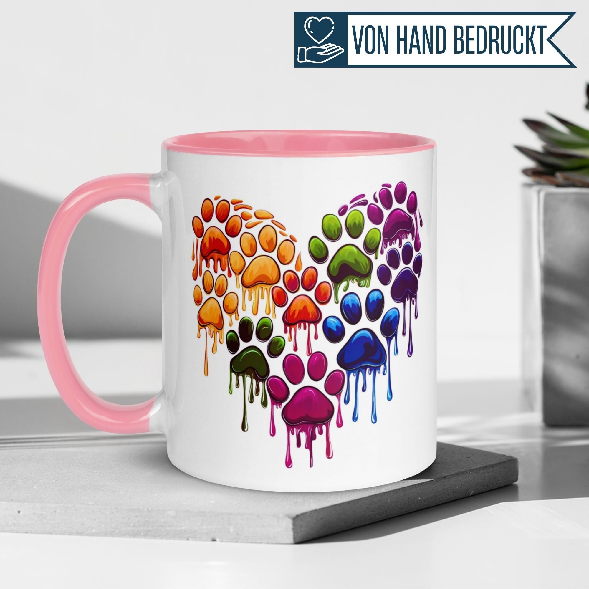 Momentals® Tasse in Rosa mit buntem Pfotenherz-Motiv für Katzenliebhaber, detailverliebt und farbenfroh.