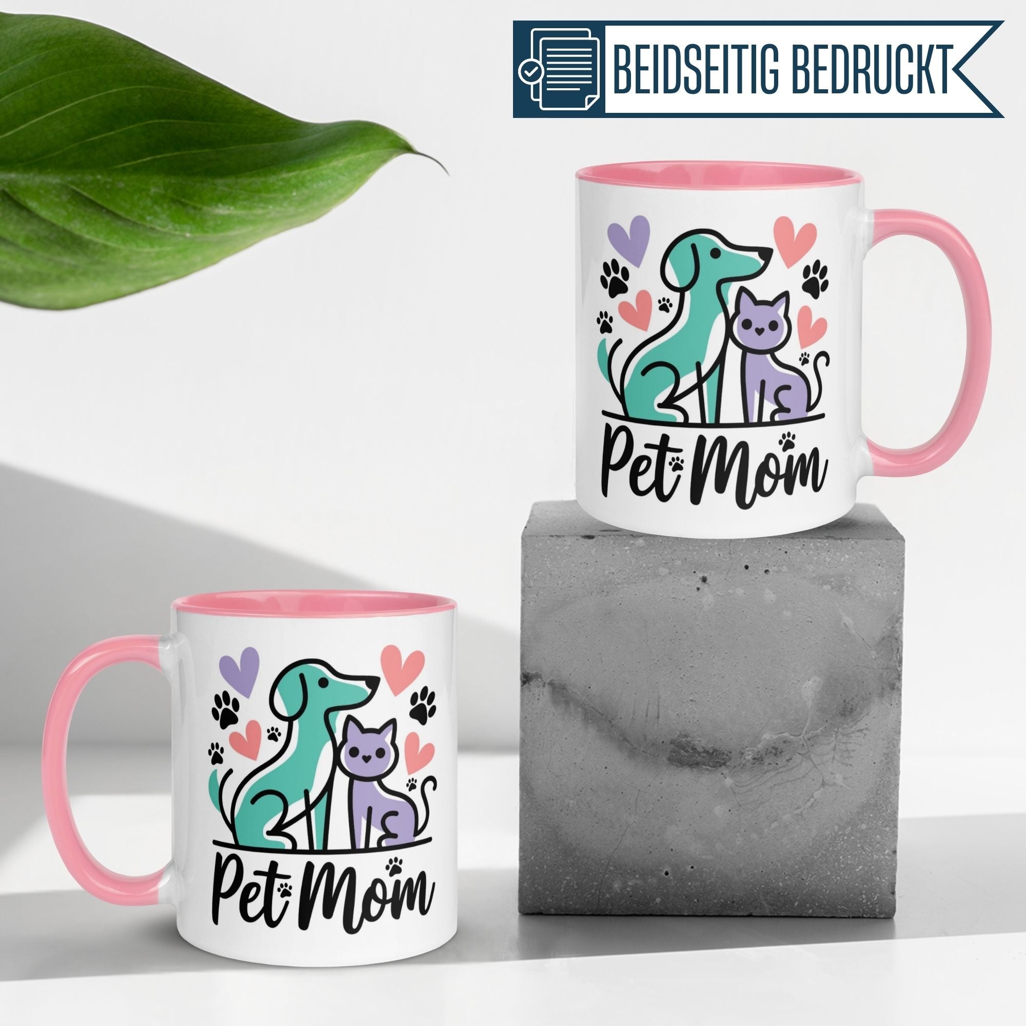 Momentals Tasse für Pet Moms mit Katze und Hundemotiv, liebevoll gestaltet in lila und türkis.
