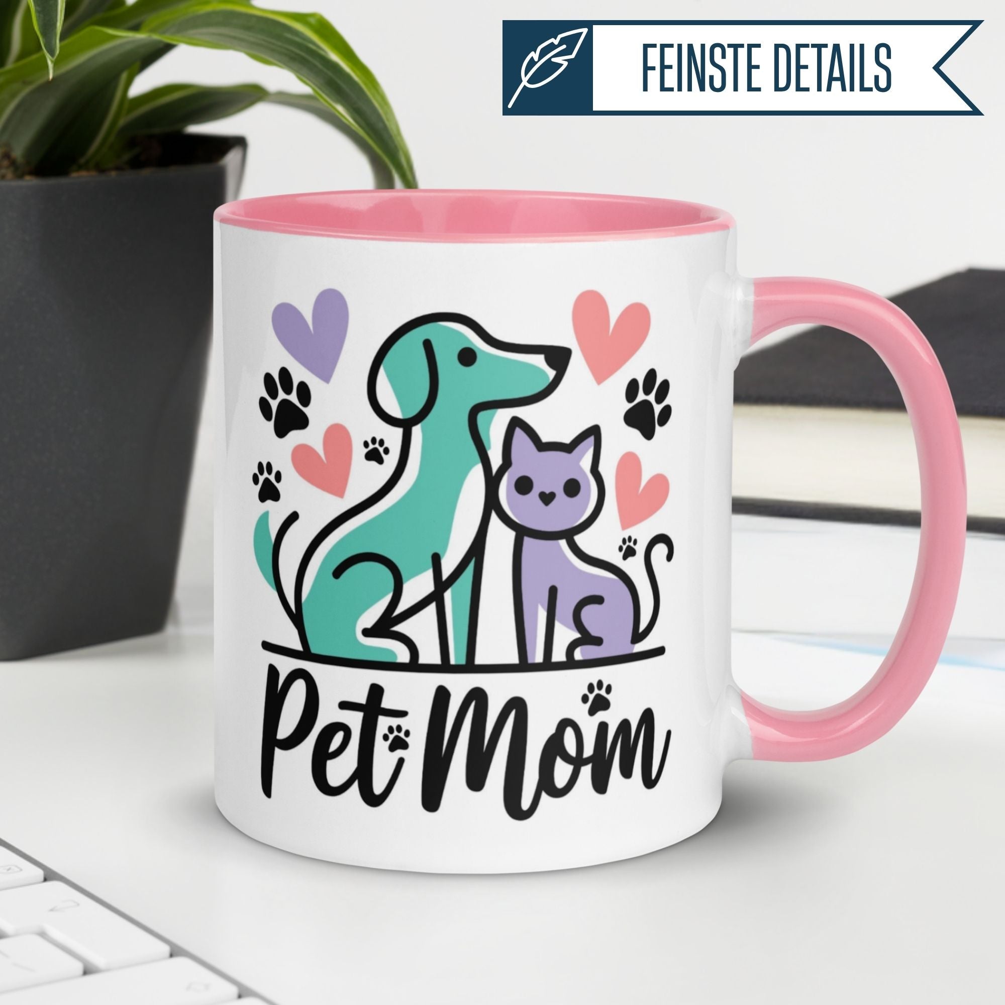 Momentals Pet Mom Tasse mit Hund und Katze, Herzen und Pfoten, perfekte Geschenkidee für Tierliebhaber.