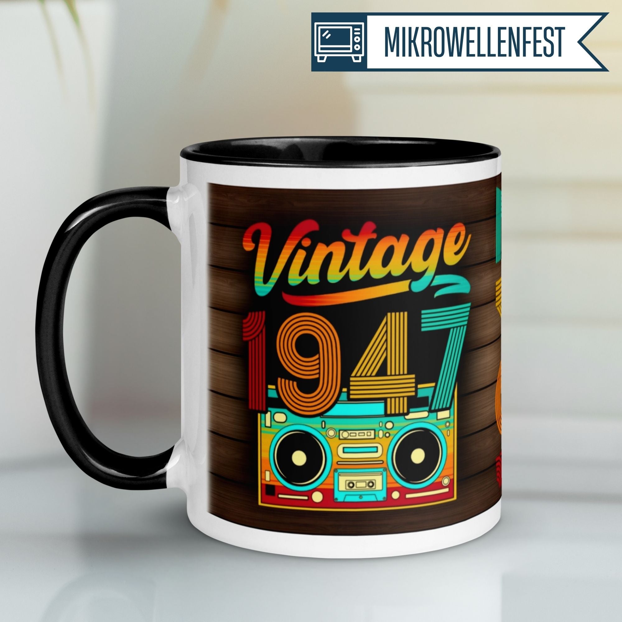 Momentals Tasse für 78. Geburtstag mit Retro-Design, Vintage 1947 und bunten Boombox-Motiv.