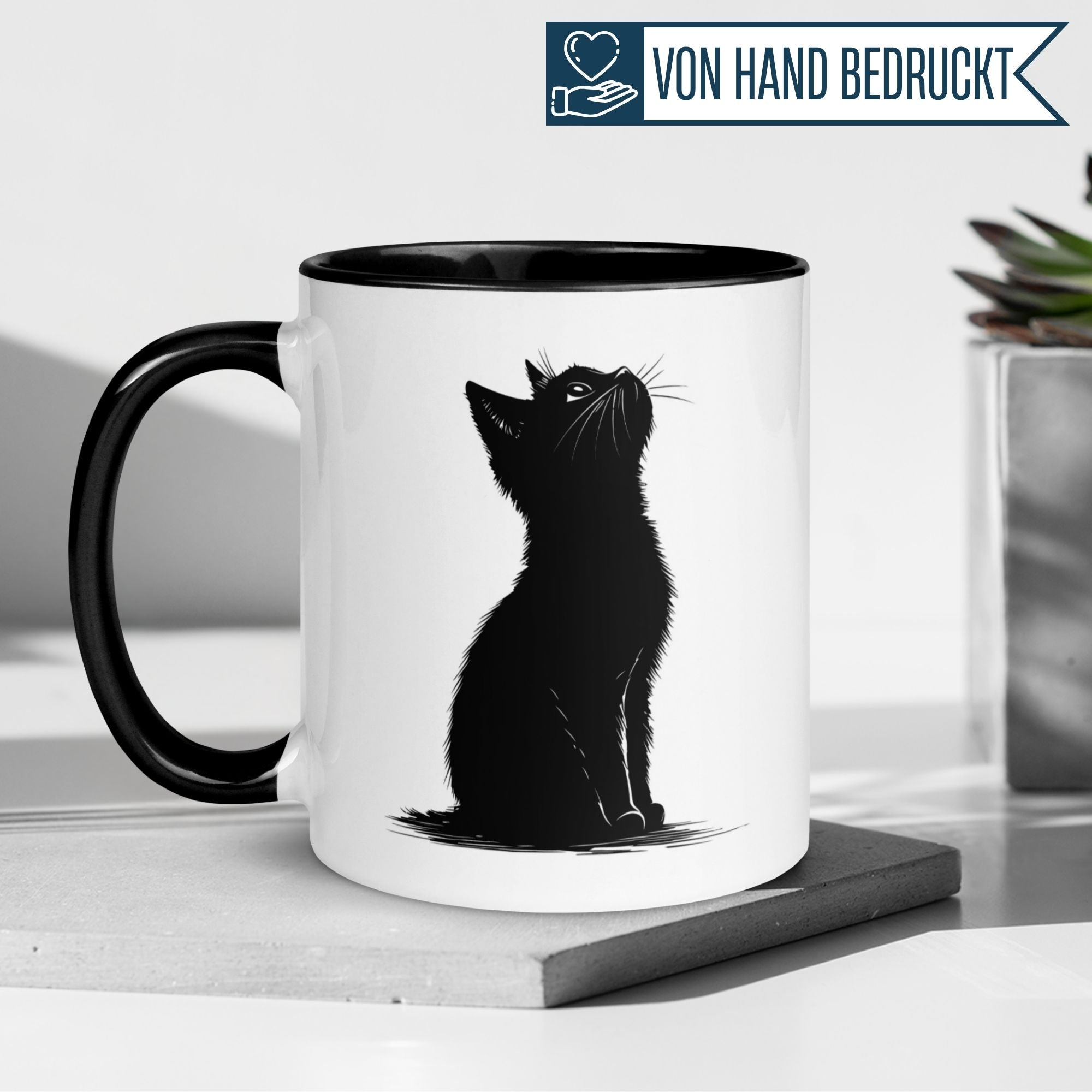 Momentals® Tasse mit eleganter schwarzer Katze, die verträumt nach oben blickt, ideal für Katzenliebhaber.